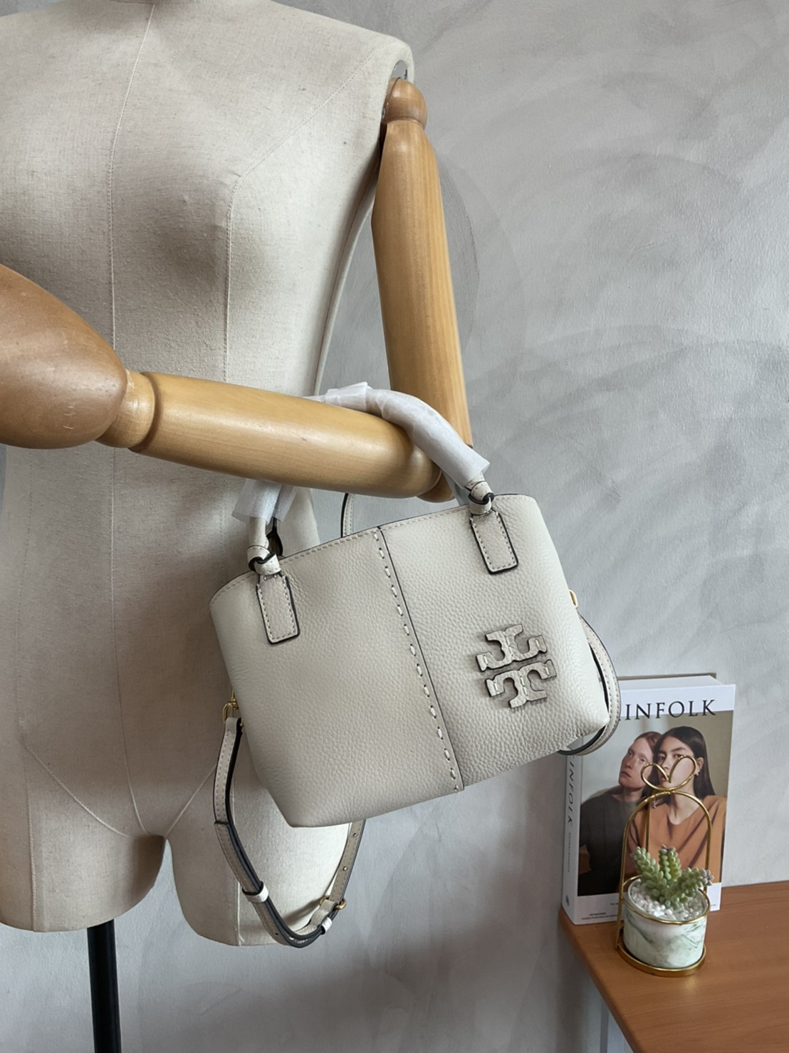 Tory Burch McGraw Mini Satchel กระเป๋าถือ/สะพาย Crossbody วัสดุหนังลูกวัวแท้ 100% ด้านหน้าประดับโลโก้หนัง ตัดเป็นรูปตัว T สัญลักษณ์แบรนด์ ตัวกระเป๋าเดินด้ายเล่นลายเพิ่มลูกเล่น เพื่อความเก๋!!