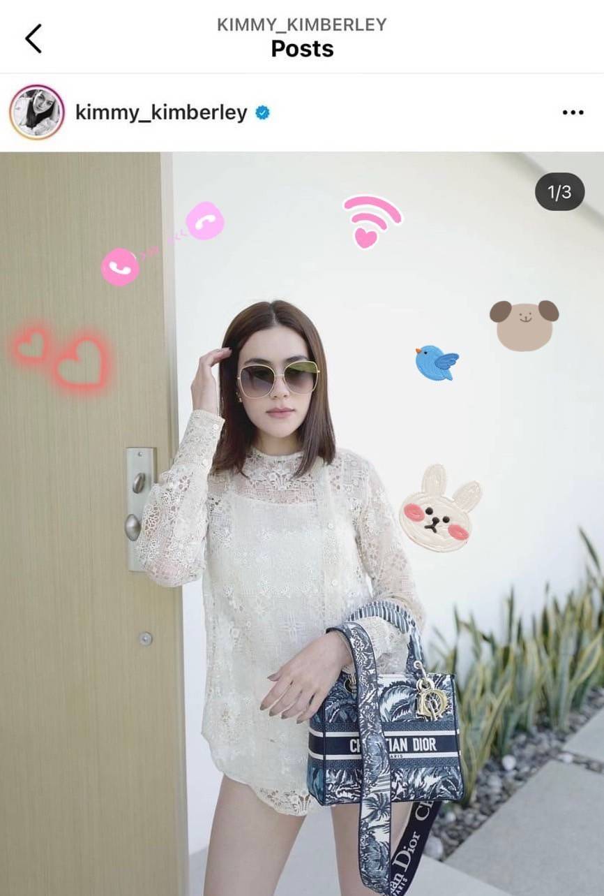 DIOR WOMEN MEDIUM LADY D-LITE BAG VIP GIFT WITH PURCHASE (GWP) พรีเมี่ยมกิ้ฟ Limited Edition จาก DIOR DUTYFREE COUNTER วัสดุหนังแท้ Calfskin หุ้มด้วยผ้า Cannage อีกชั้นและปักลวดลาย 'Dior Palm' กระเป๋า Lady D-Lite ผสมผสานความสง่างามและคลาสสิกที่เ