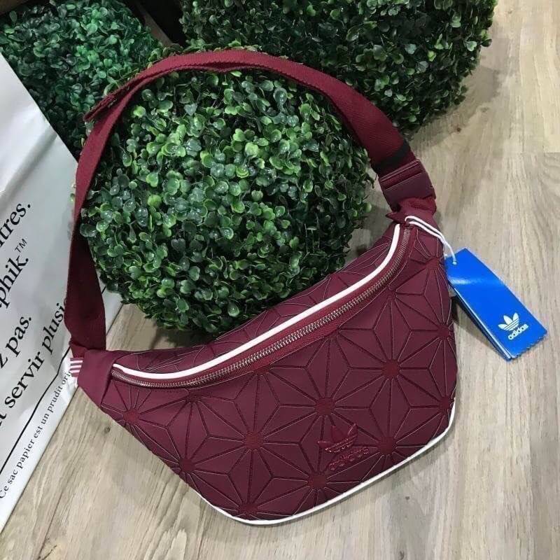 Adidas Originals 3D Mini Airline (ISSEY MIYAKE Style Shoulder Bag) กระเป๋าสะพายสไตล์สปอร์ตแบบคาดเอวคาดอกรุ่นใหม่ดีไซน์สุดฮิตสไตล์ ISSEY MIYAKE ใช้ได้ทั้งชายและหญิง ขนาดกำลังดี น้ำหนักเบา ด้านหน้าประดับโลโก้แบรนด์ เปิดปิดด้วยซิปสะดวกใช้อะไหล่ปั้มแบรนด์สวยด