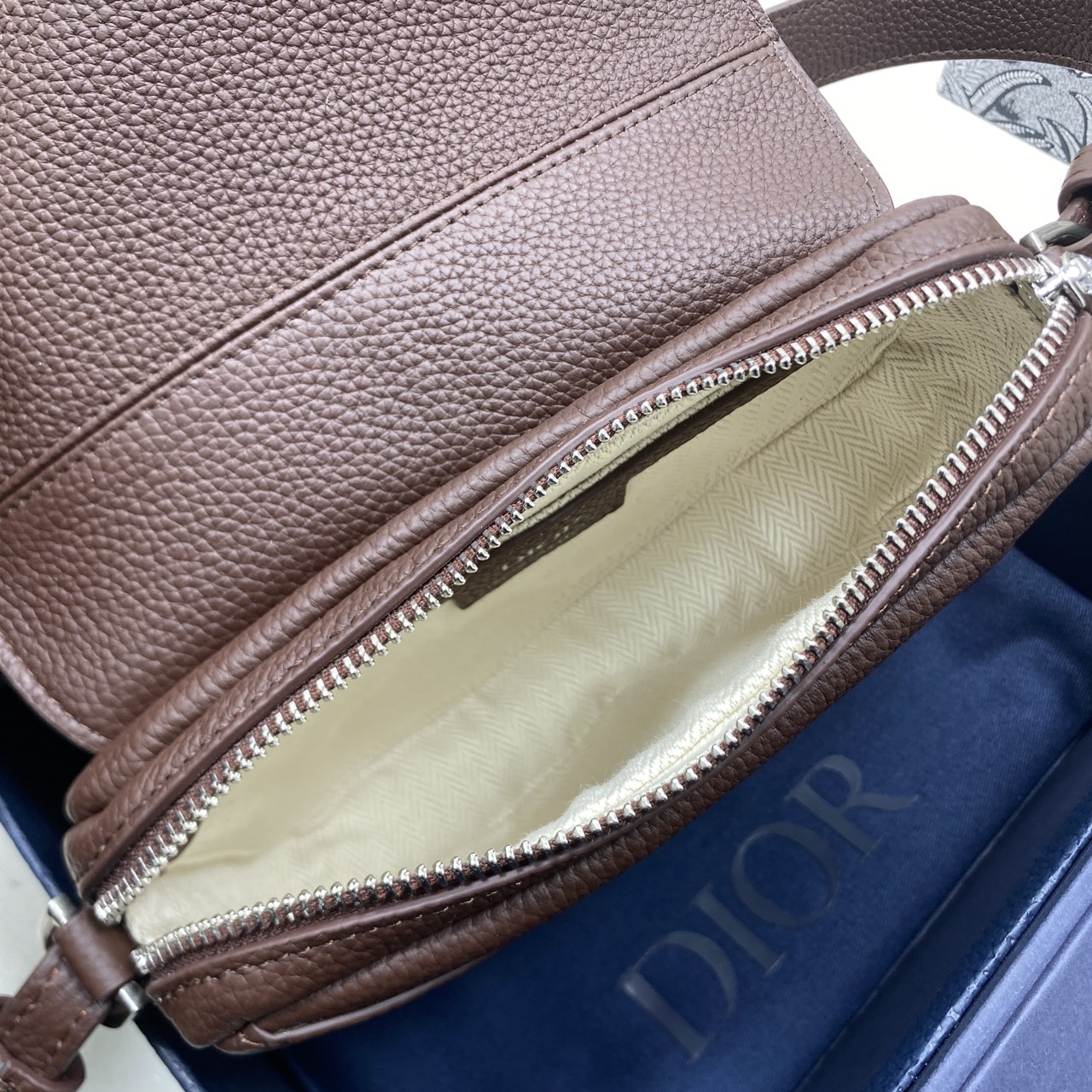 ORI หนังแท้ | DIOR Mini Saddle Bag Icons Leather black กระเป๋าสะพาย คาดอก เปิดตัวครั้งแรกในงานแฟชั่นโชว์ Summer 2025 ดีไซน์สุดไอคอนิกมาตีความใหม่ด้วยรูปทรงที่ทันสมัย หนังแท้ Icons