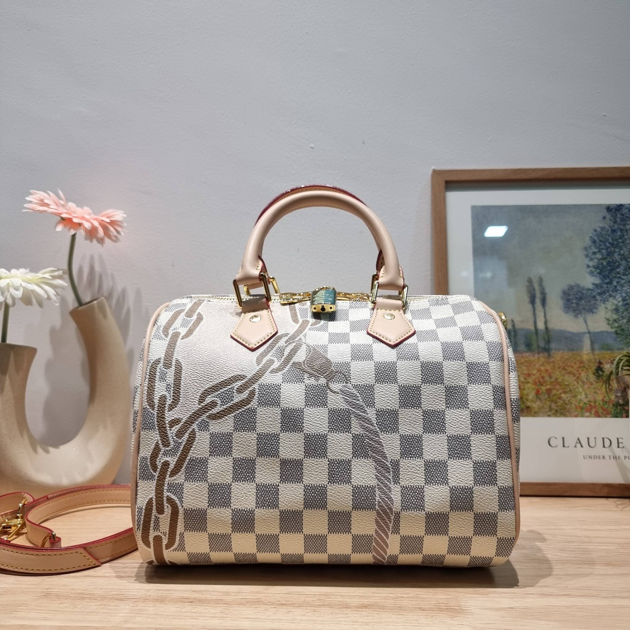 LV Speedy Bandoulière 25 Damier Azur กระเป๋าทรงหมอน รุ่นท็อปฮิต กับดีไซน์ใหม่ต้อนรับฤดูร้อน โดดเด่นด้วยวัสดุแคนวาสตกแต่งลายพิมพ์ไม่เกร่อ วัสดุหนังแคนวาส