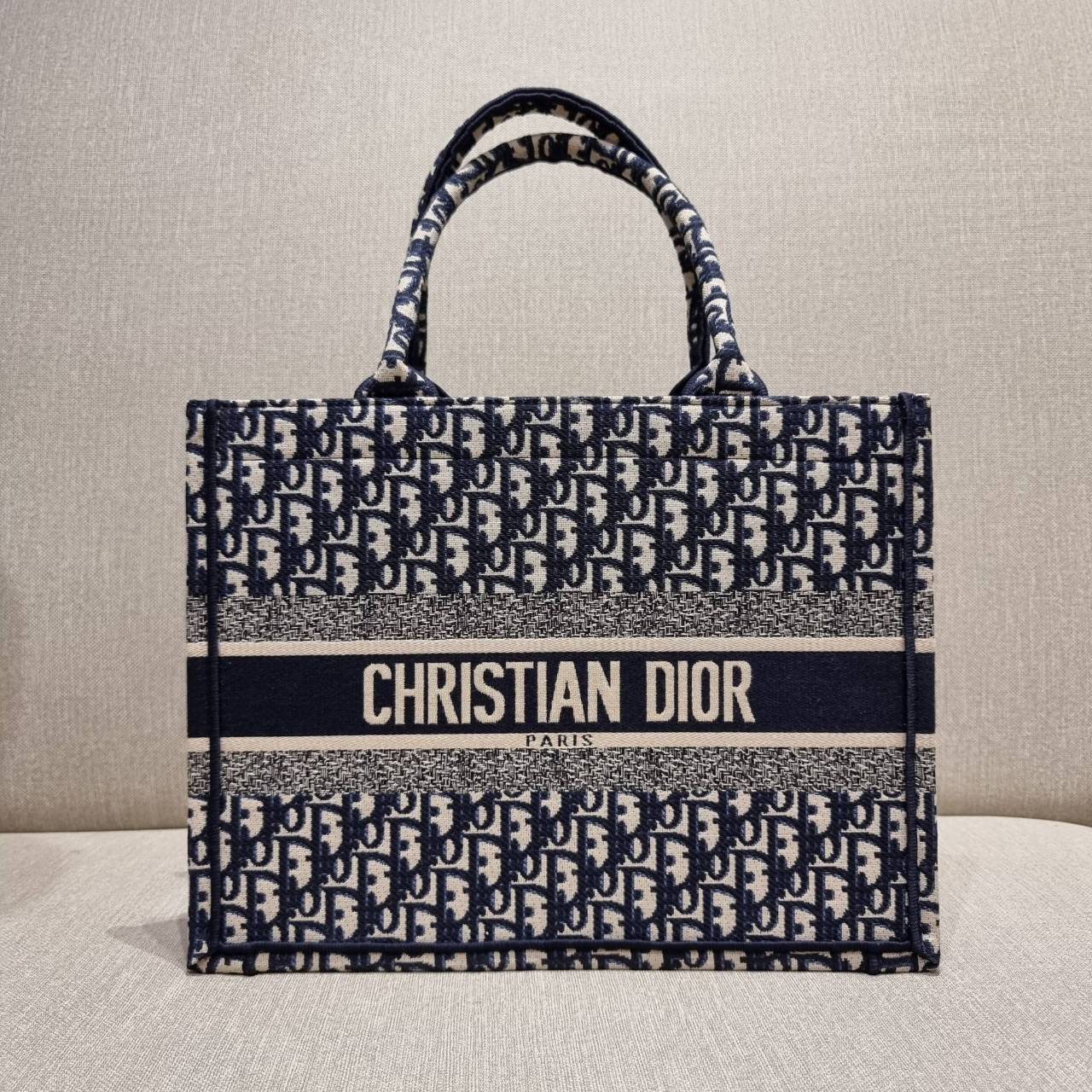 VIP 】HOT ARRIVAL!! DIOR CD SHOPPING BAG WITH GWP กระเป๋าทรงช้อปปิ้งใบใหญ่ จุใจ!! พรีเมี่ยมกิ๊ฟรุ่นดับเบิ้ลฮอต ดีไซน์คลาสสิควินเทจ สวยหรู วัสดุผ้าแคนวาสลายกราฟฟิค ภายในโล่งกว้างมากๆ ใส่ของจุสุดๆ โน้ตบุ้ค ไอแพด กระเป๋าสตางค์ มือถือ หรือเสื้อผ้ายังได้ สะพายค