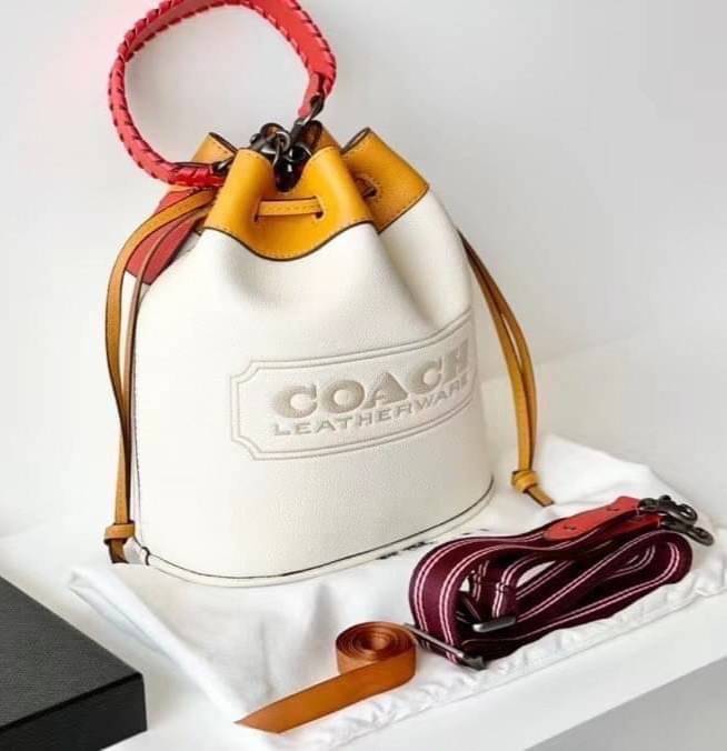 COACH Color-Block Leather Field Bucket Bag ((C3850//C3851)) พร้อมส่งที่ไทย กระเป๋าทรงขนมจีบ สุดฮิต ใช้ได้กับทุกๆวัน หนังแท้ลายหนังสวยนิ่มมือดีค่ะ ด้านหน้ามีโลโก้แบรนด์ตังใหญ่ ปากกระเป๋าแบบหูรูด ปล่อยหนังห้อยยาวลงมา ภายในกระเป๋ากว้างใส่กระเป๋าเงินใบยาวได้;