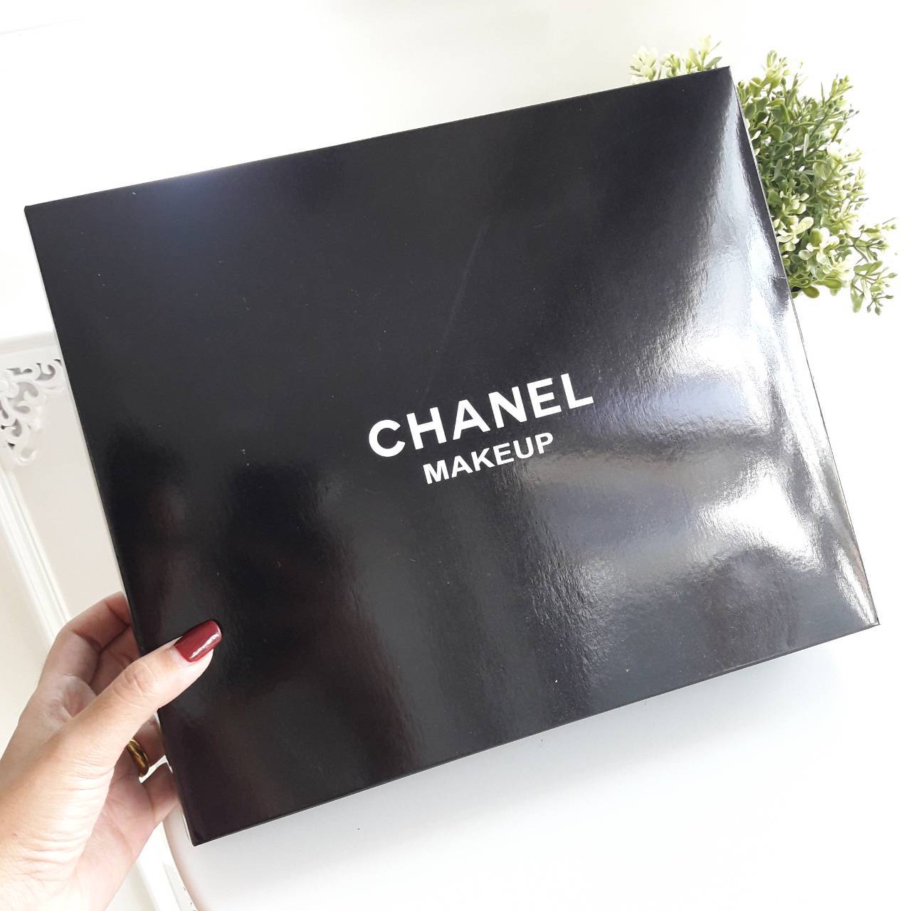รุ่นใหม่ค้าา♡ Chanel precision luxury leather clutch with chain จากงานพรีเมี่ยมกิ๊ฟ แบรนด์ดังหนังแก้วมันสวยหรู ด้านหน้า ตกแต่งโลโก้แบรนด์บนเฟอร์สีดำ สายโซ่ยาวสีดำสุดหรู สายถอดเก็บได้ ด้านในบุผ้ามันสีแดง ปั้มแบรนด์แท้ จุของได้เยอะ ใส่มือถือได้ทุกรุ่