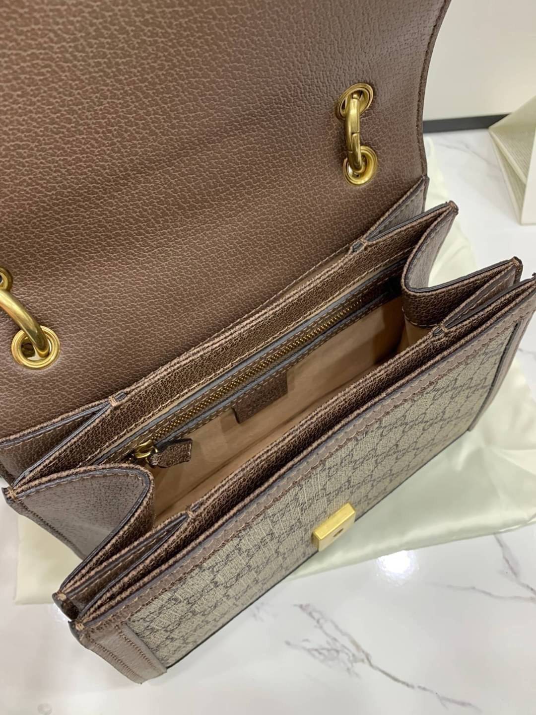 พรีเมี่ยมกิ๊ฟแท้ 100% 】Gucci Queen Margaret GG small top handle bag 476541 Dark Coffee งานหนังแท้ กระเป๋าที่ใช้เป็น Everyday Bag สามารถใช้งานได้บ่อยครั้งและสามารถสะพายไปทำกิจกรรมต่าง ๆ ได้ทุกวันตัวกระเป๋าอยู่ทรงสวย จุดเด่นมีผีเสื้อแสนสวย อีกหนึ่งไอเท็มที่