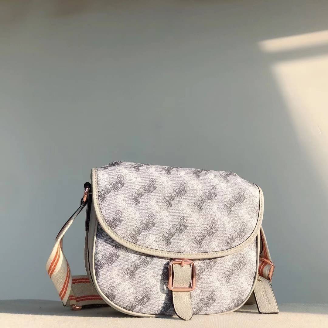 OUTLET 】COACH HITCH CROSSBODY WITH HORSE AND CARRIAGE PRINT พร้อมส่งที่ไทย