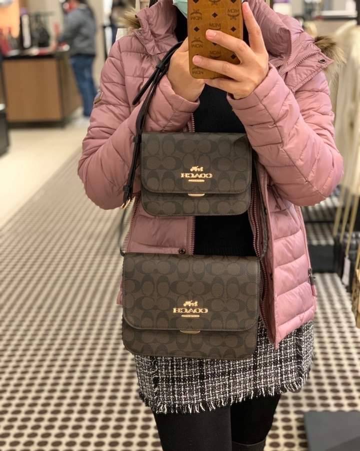 COACH BRYNN FLAP CROSSBODY IN SIGNATURE CANVAS (COACH C5633)🍁สวยหรู ทะลุ เกินเบอร์มาก//กระเป๋าสะพายข้าง หรือจะถือเป็นครัชก็เก๋แบบเลิศๆ>> มีสายยาวถอดได้ ปรับระดับได้ //วัสดุหนังแคนวาส ตกแต่งดีเทลหรูด้วยหนังแท้ และอะไหล่สีทอง งานสวย คมกริบ //เ
