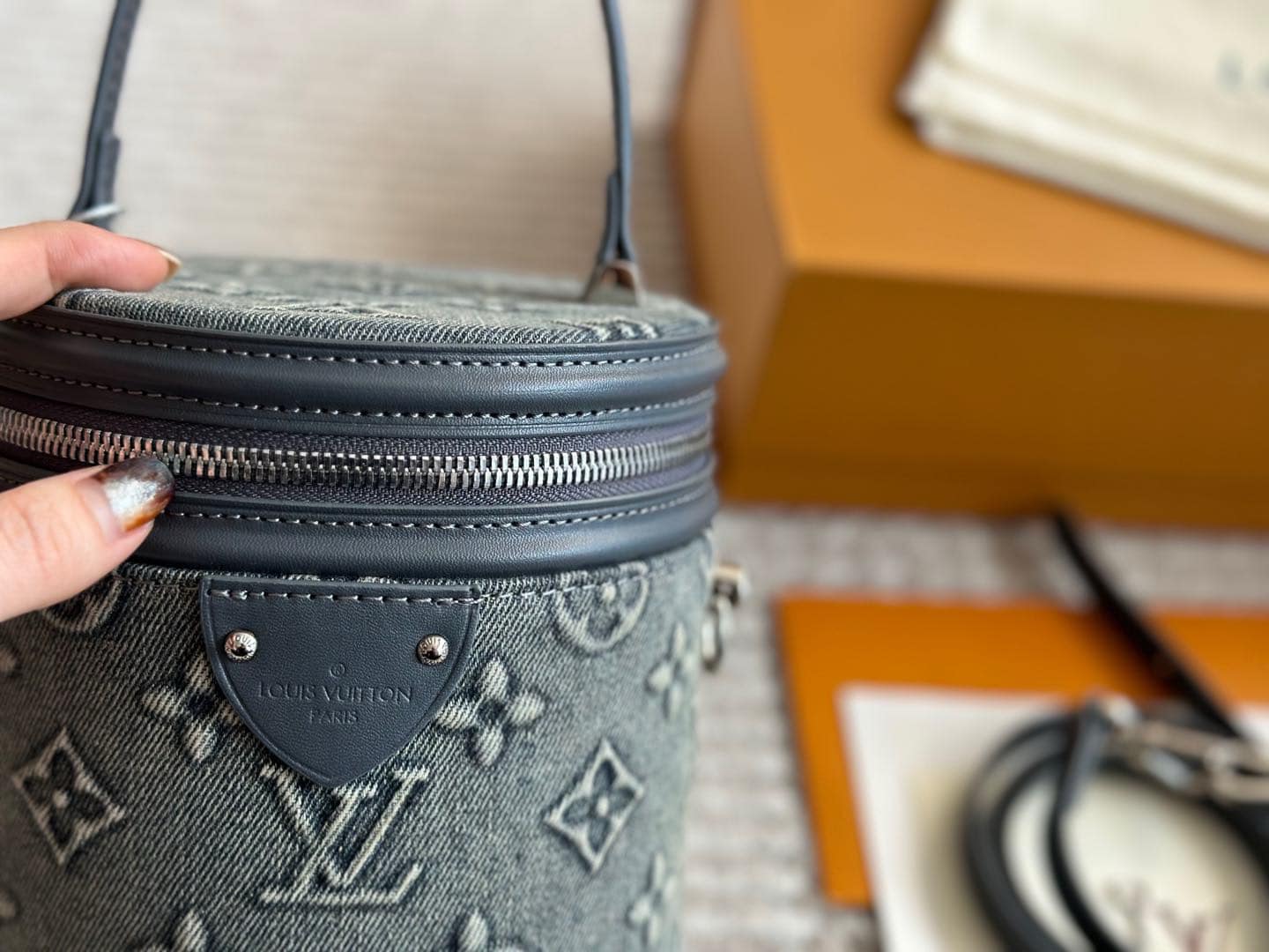 LV Cannes Monogram Denim Bag กระเป๋าสะพายทรงถังเดนิมซีดสไตล์วินเทจ ปั้มนูนโลโก้ลายโมโนแกรม ไอเท็มหรูหราย้อนยุค ผสมผสานความทันสมัย ในรูปแบบกระเป๋าทรง cylinder ที่ไม่เหมือนใคร สุดฮอต ตัวแม่ทุกคนต้องมี สวยคลาสสิคมากๆ
