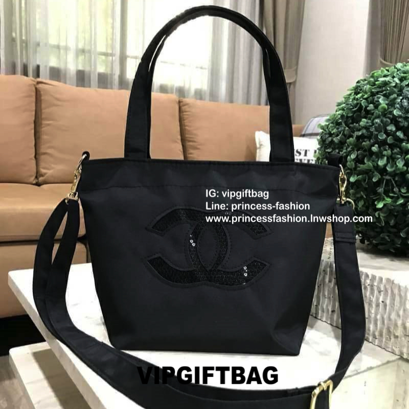 Chanel Beaute Black Sequin Shopping Bag กระเป๋าสะพาย ShoppingBag พรีเมี่ยมกิ้ฟ Limited Edition ของแท้นำเข้าจากเคาน์เตอร์ Chanel Beaute รุ่นใหม่ขนาดมินิประดับคริสตัลสีดำโลโก้ CC สุดคลาสสิคเปิดปิดด้วยซิปหัวซิปแบรนด์ ภายในมีโลโก้และช่องซิป ซับใน Polyester 10