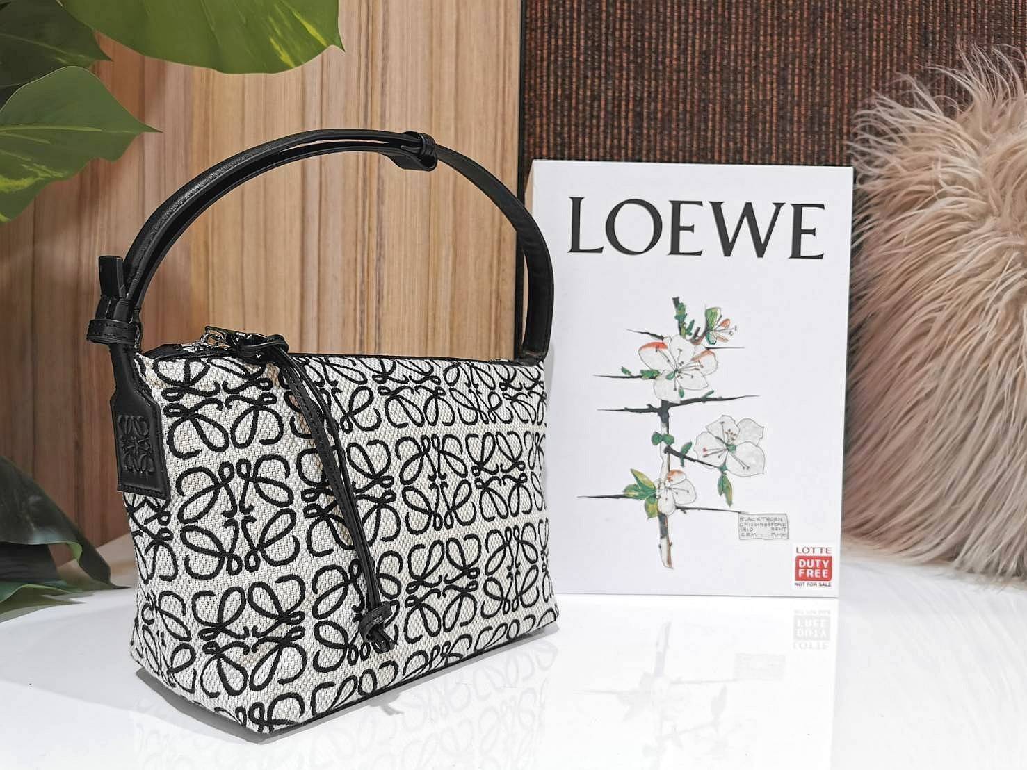 LOEWE ANAGRAM SHOULDER BAG VIP GIFT WITH PURCHASE (GWP) กระเป๋าถือหรือสะพายพรีเมี่ยมกิ๊ฟ Limited จาก LOEWE PERFUME DUTYFREE ไอเท็มแนะนำ! ภาพถ่ายสินค้าจริง สวยตรงปกไม่จกตา! ดีไซน์คงเอกลักษณ์วัสดุ Anagram Canvas Jacquard Fabric ผสมผสานกับหนังแท้ Calfskin ลง