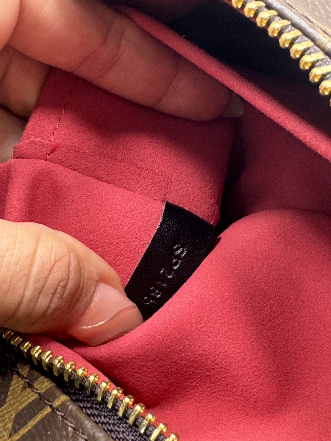 LV Slouchy PM Hobo bag 33 cm กระเป๋าถือ/สะพายไหล่ทรงโฮโบรุ่นใหม่ โดดเด่นด้วยรูปทรงอันเป็นเอกลักษณ์ เหมาะสำหรับพกพาเดินทางและใช้งานทุกวัน