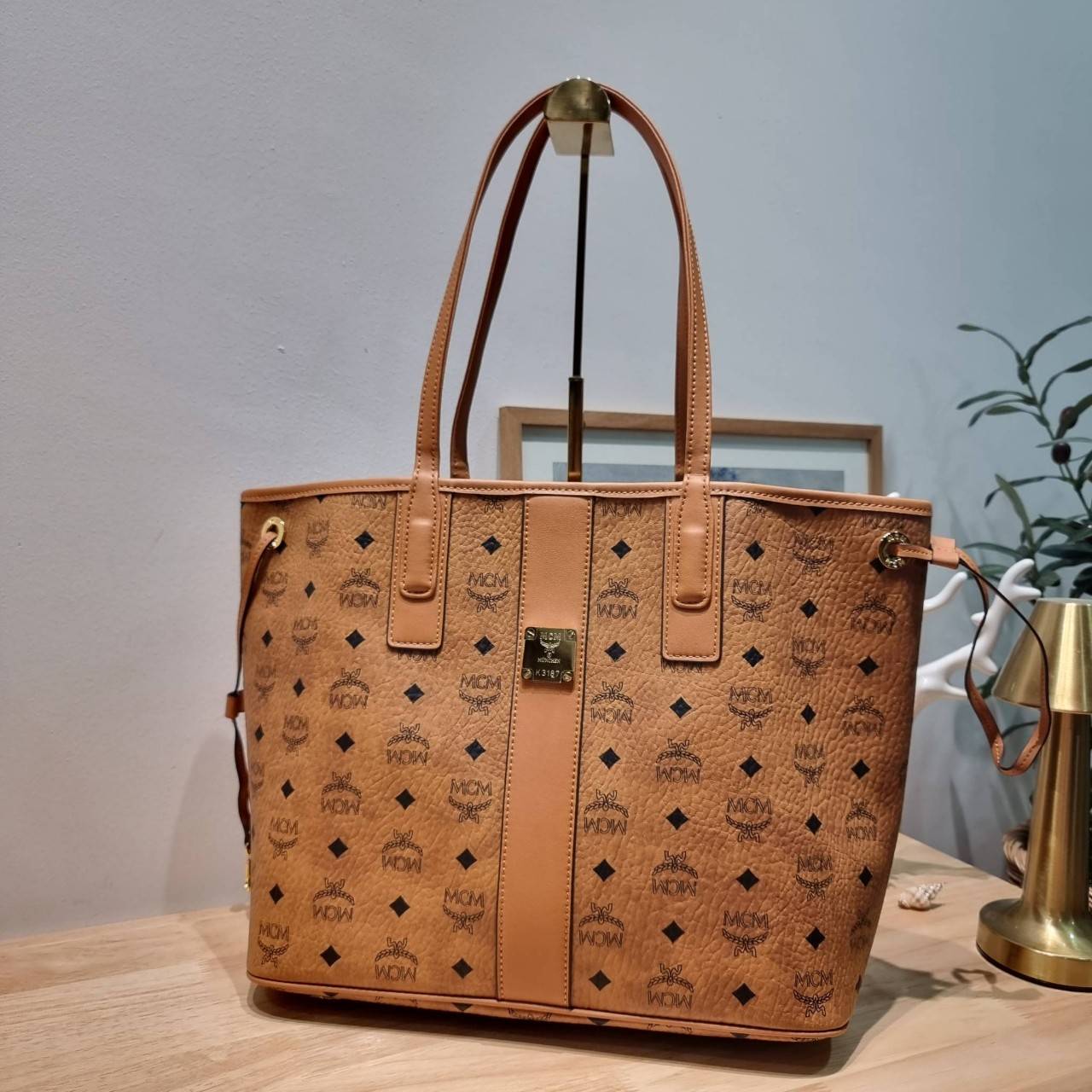 M.C.M MEDIUM REVERSIBLE LIZ SHOPPER IN VISETOS / M.C.M Tote Bag กระเป๋าทรงโท้ทใบใหญ่ เกรดท็อปออริ สลับแท้ 1:1 เกรดดีสุด ใช้ต่างประเทศได้