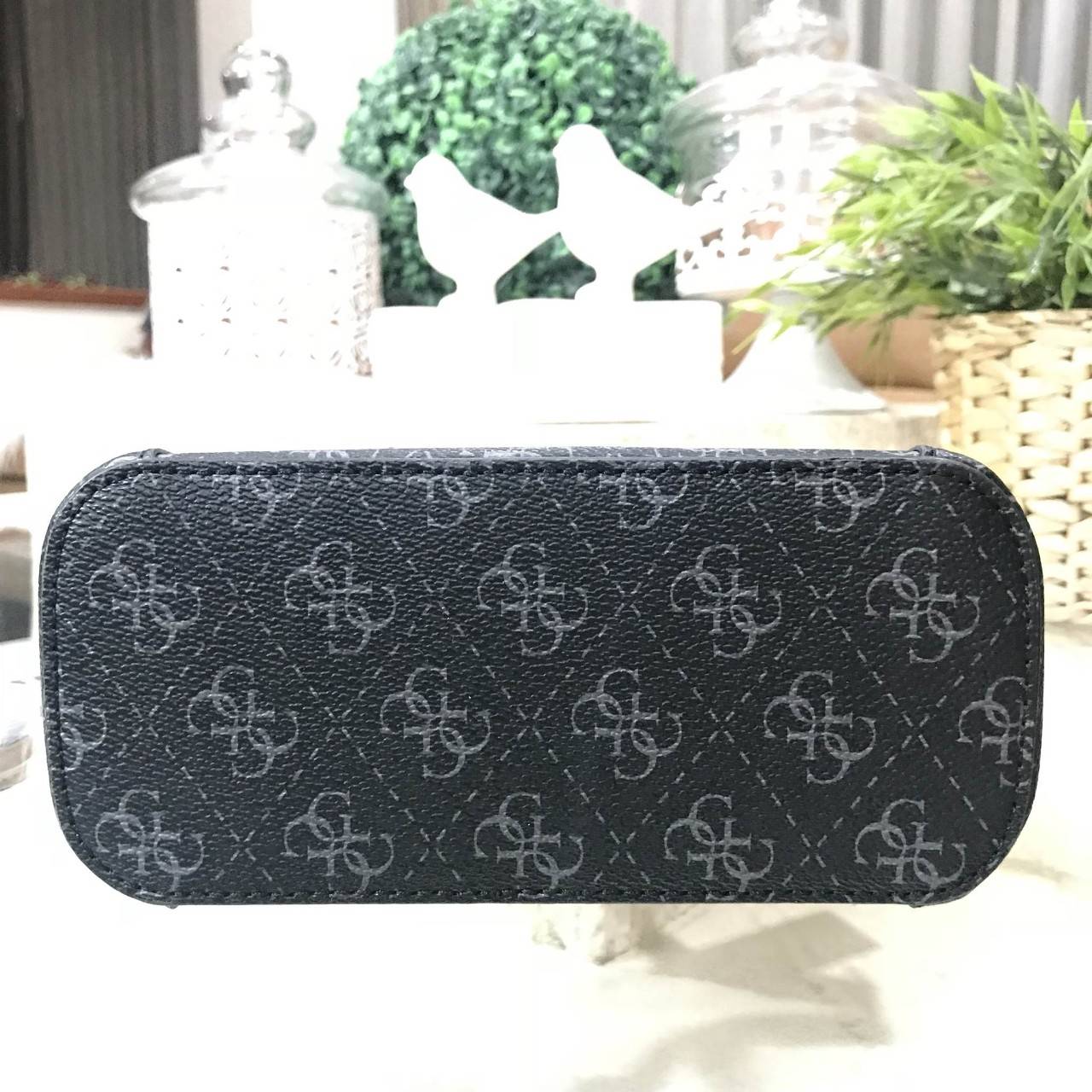 Don’t Miss! GUESS DELANEY MINI CROSS BODY BAG กระเป๋าถือหรือสะพายรุ่นที่ฮิตและขายดีที่สุดจาก GUESS FACTORY หนัง Saffiano ลาย GUESS Signature สวยอยู่ทรง ขนาดกำลังดี น้ำหนักเบา ด้านหน้าประดับโลโก้พร้อมพวงกุญแจโลโก้แบรนด์ห้อยที่หูกระเป๋าถอดเเยกใช้ได้ เปิดปิด