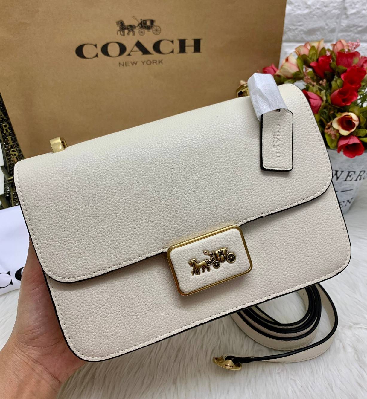 COACH ALIE SHOULDER BAG ((4615)) กระเป๋าสะพายข้างหรือสามารถทบสายกันเพื่อคล้องไหล่ได้ค่ะ วัสดุหนังแท้ หนังนิ่มสวยงามมากๆค่ะ ด้านหน้าเป็นแผ่นโลหะแบรนด์ดูหรูทีเดียว เปิดปิดกระเป๋าแบบกดล็อค ภายในแบ่งช่องหลักหนึ่งช่องค่อนข้างกว้างใส่มือถือได้ทุกรุ่น;กระเป๋าเงิ