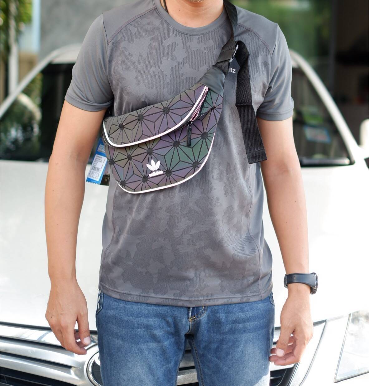 Adidas Originals 3D Mini Airline (ISSEY MIYAKE Style Shoulder Bag) กระเป๋าสะพายสไตล์สปอร์ตแบบคาดเอวคาดอกรุ่นใหม่ดีไซน์สุดฮิตสไตล์ ISSEY MIYAKE ใช้ได้ทั้งชายและหญิง ขนาดกำลังดี น้ำหนักเบา ด้านหน้าประดับโลโก้แบรนด์ เปิดปิดด้วยซิปสะดวกใช้อะไหล่ปั้มแบรนด์สวยด