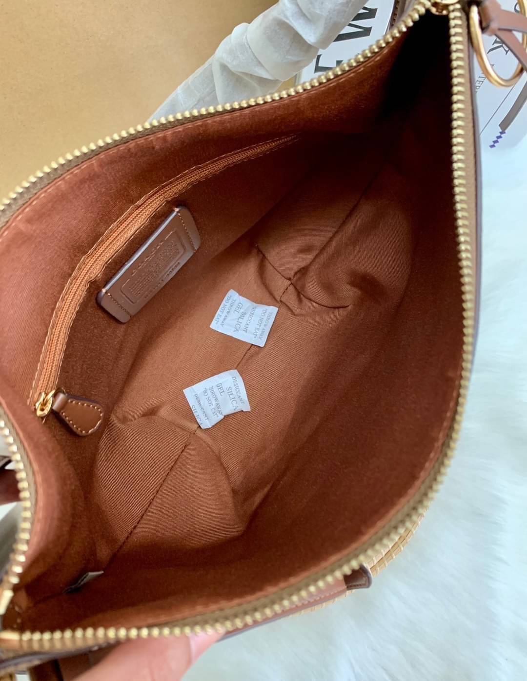 OUTLET 】ปรับราคาลง ได้ไปไม่ผิดหวังแน่นอนจ้าา💥 Coach Pebble Leather Small Skylar Hobo Shoulder Bag((90738)) พร้อมส่งที่ไทย ล่าสุด! กระเป๋าหิ้ว//สะพายข้างได้ ทรงน่ารัก ละมุน หนังแท้ หนังนิ่มมือดีมาก หลงรักแน่นอนค่าา! เปิดปิดกระเป๋าแบบซิปมีพู่ห้อย ใช