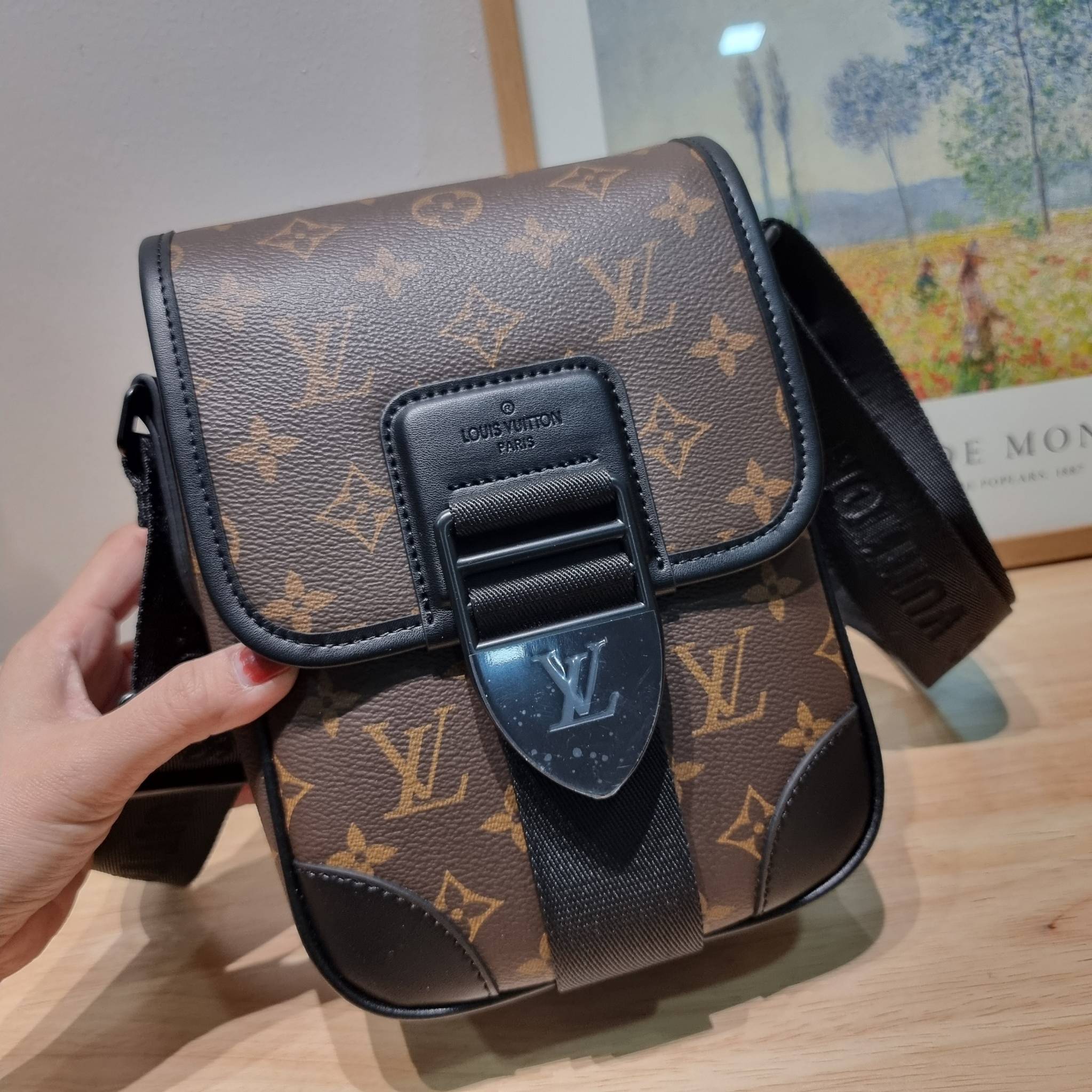 LV S-Lock Vertical wearable wallet กระเป๋าสะพายข้างสำหรับหนุ่มๆ LV crossbody bag ใหม่ล่าสุด ได้ชิคๆเท่ๆก่อนใคร ไม่ต้องรอพรีฯ ราคาดีวัสดุหนังแคนวาสคุณภาพดี ดีไซน์ดูแพง
