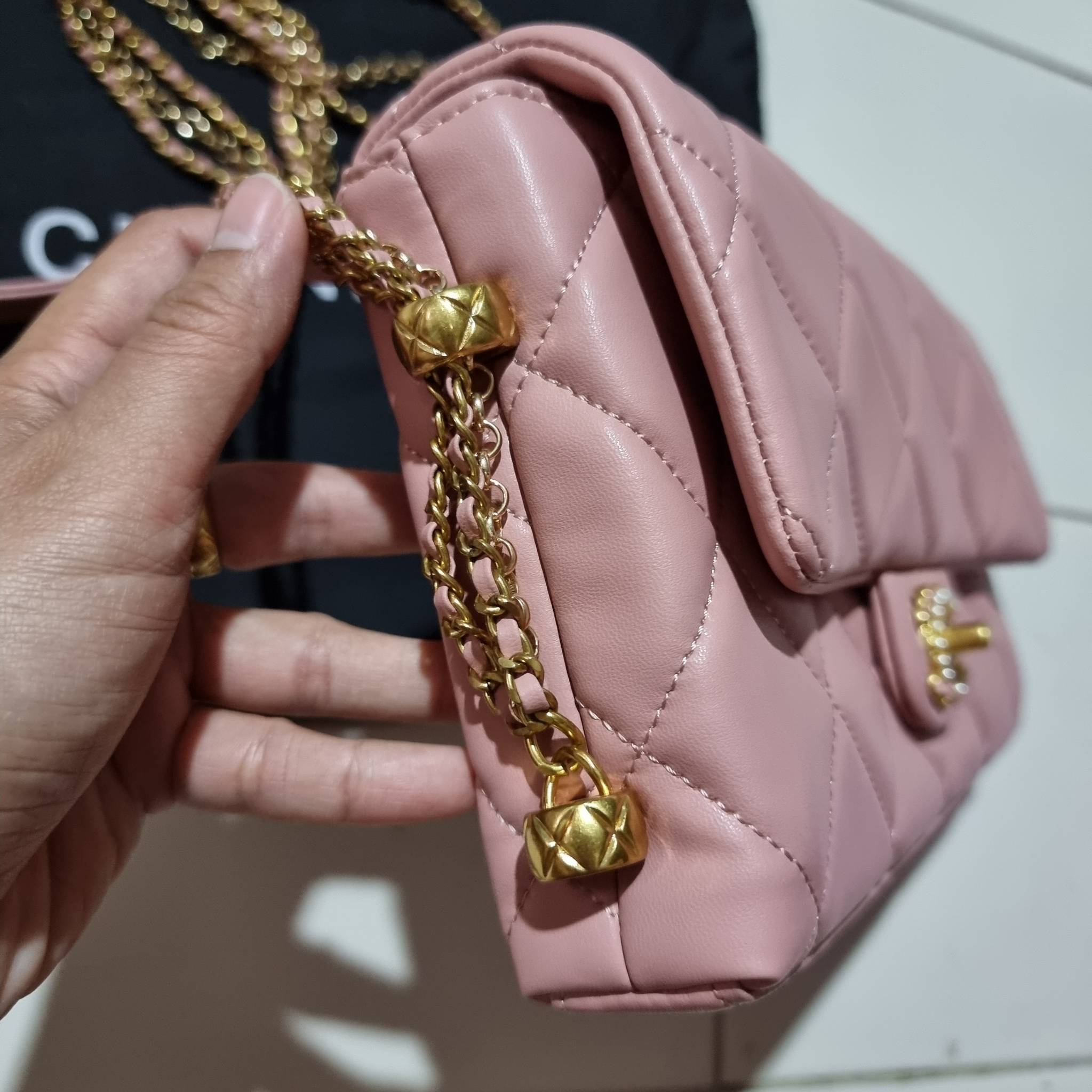 VIP 】สวยหรูพร้อมเสิร์ฟ!! กับไอเท็มสุดเลิฟจาก Chanel กระเป๋าสะพายที่สุดของความคุ้มค่า วัสดุหนังแกะนิ่มเต็มใบ เปิด-ปิดกระเป๋าด้วยตัวบิดล็อค ภายในกระเป๋าบุผ้าสวยหรู มีช่องโล่งกว้างจุของได้สบาย ใส่โทรศัพท์ กระเป๋าสตางค์ได้ มีช่องซิป 1 ช่อง ช่องย่อย 1 ช่อง ดีเ