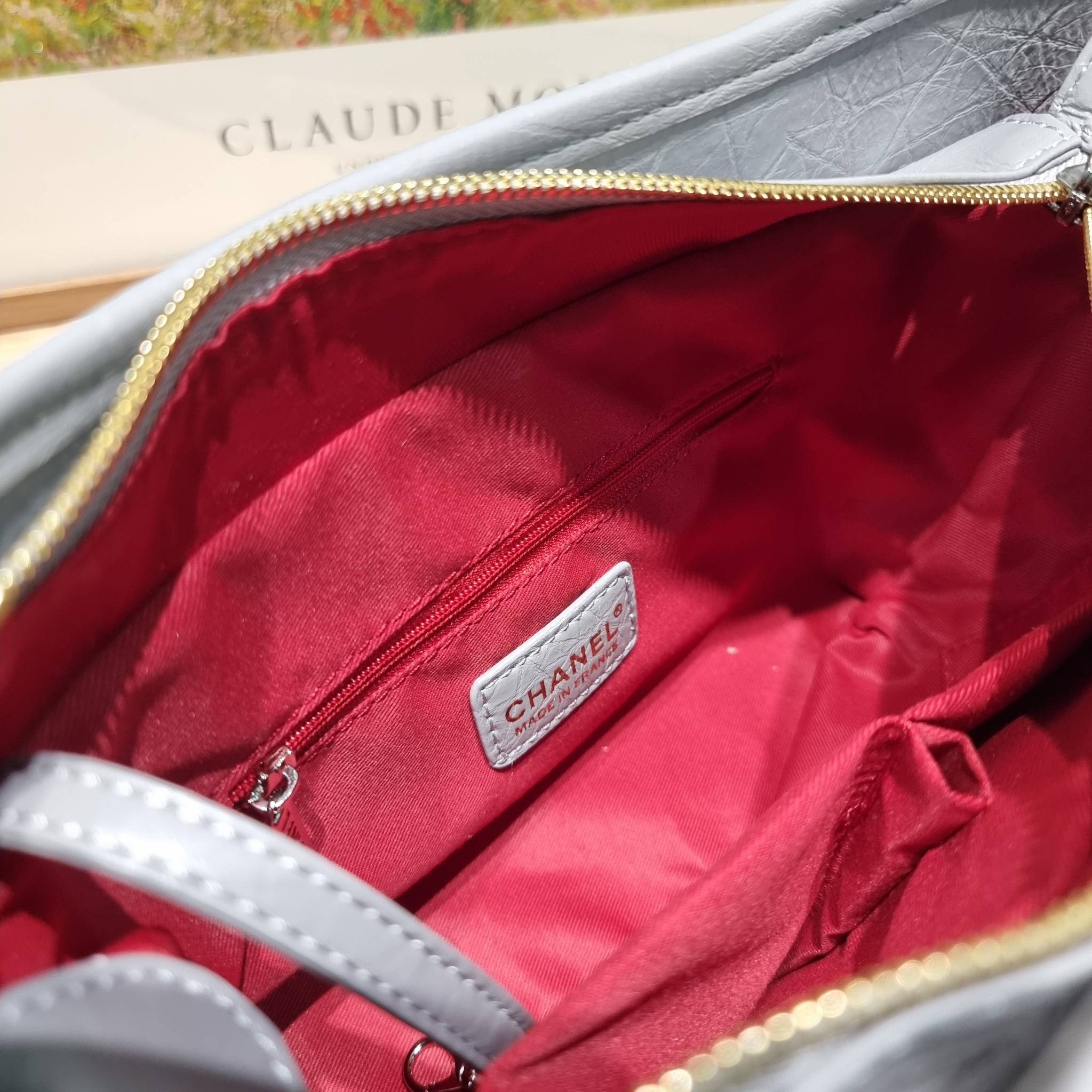 CHANEL Gabrielle Bag Medium สวยคลาสสิค No.1 ต้องยกให้ไอเท็มนี้เท่านั้น กับกระเป๋าสะพายซิกเนเจอร์ ดีไซน์ไม่เหมือนใคร เป็นเอกลักษณ์