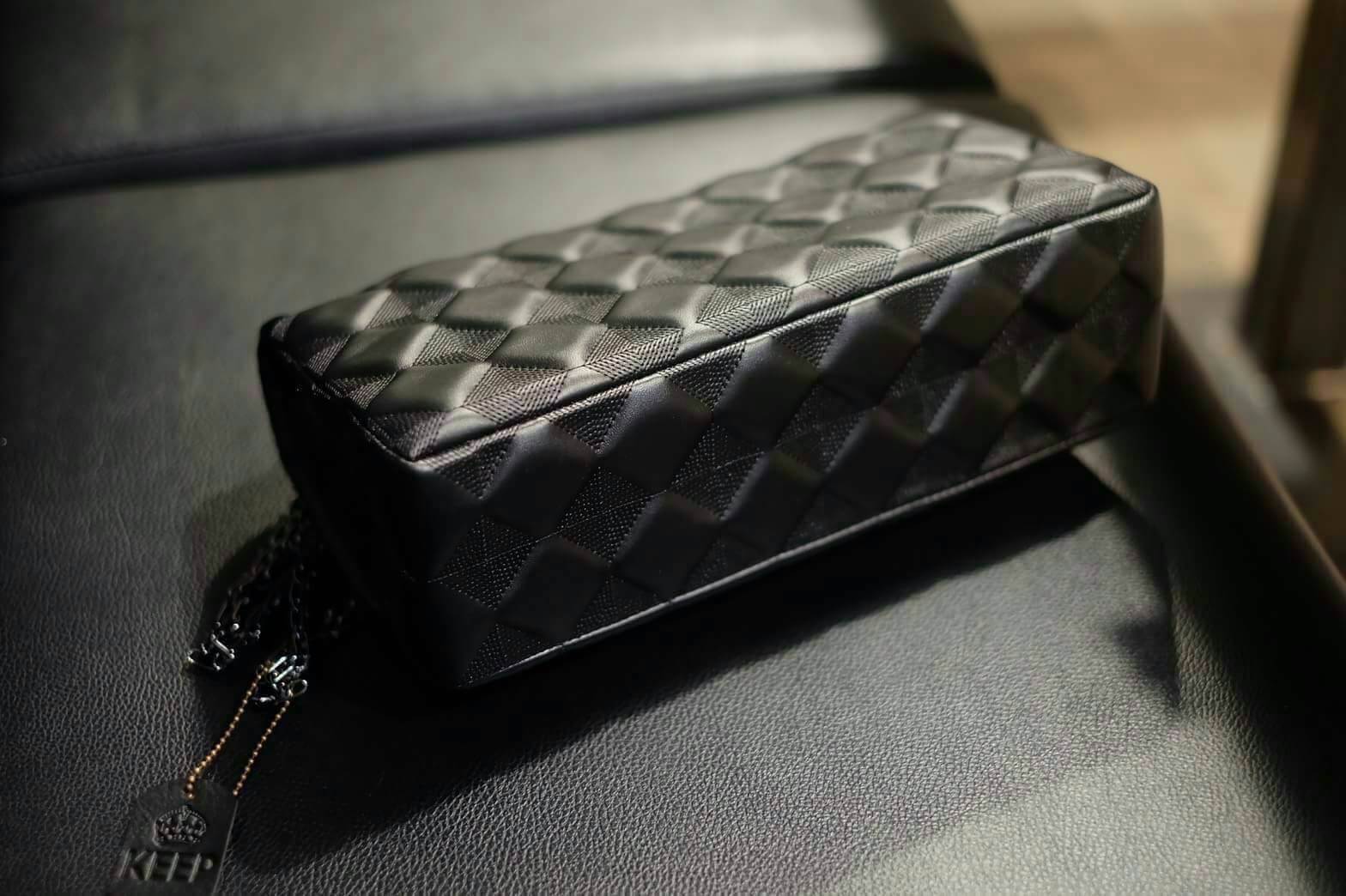 รุ่นยอดนิยม Best Seller 👍 KEEP classic chain shoulder bag👜 กระเป๋าทรงสวย ผลิตจากหนังแกะ ผิวสัมผัสคล้ายหนังจริง นิ่มมากๆ คะ ตัวกระเป๋าขนาดกำลังดี ใส่ กระเป๋าตังค์ยาว มือถือได้คะ สายโซ่อะไหล่ เทาดำ ดูคลาสสิคมาก ปรับได้ทั้งแบบสะพายสั้น และยาว