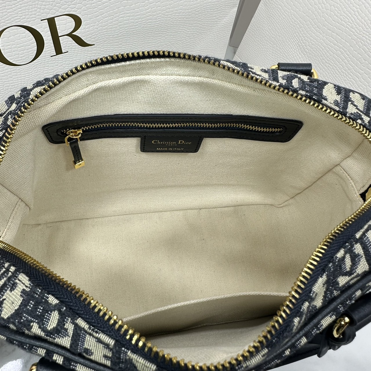 DIOR D-Vibe Bowling Bag Oblique jacquard fabric in blue กระเป๋าทรงหมอน ทรงโบว์ลิ่งทันสมัยและปราดเปรียว ใช้งานง่ายจุของได้เยอะ สวยงามเป็นเอกลักษณ์ เกรดท็อปไฮเอน 1:1 ใช้งานต่างประเทศได้