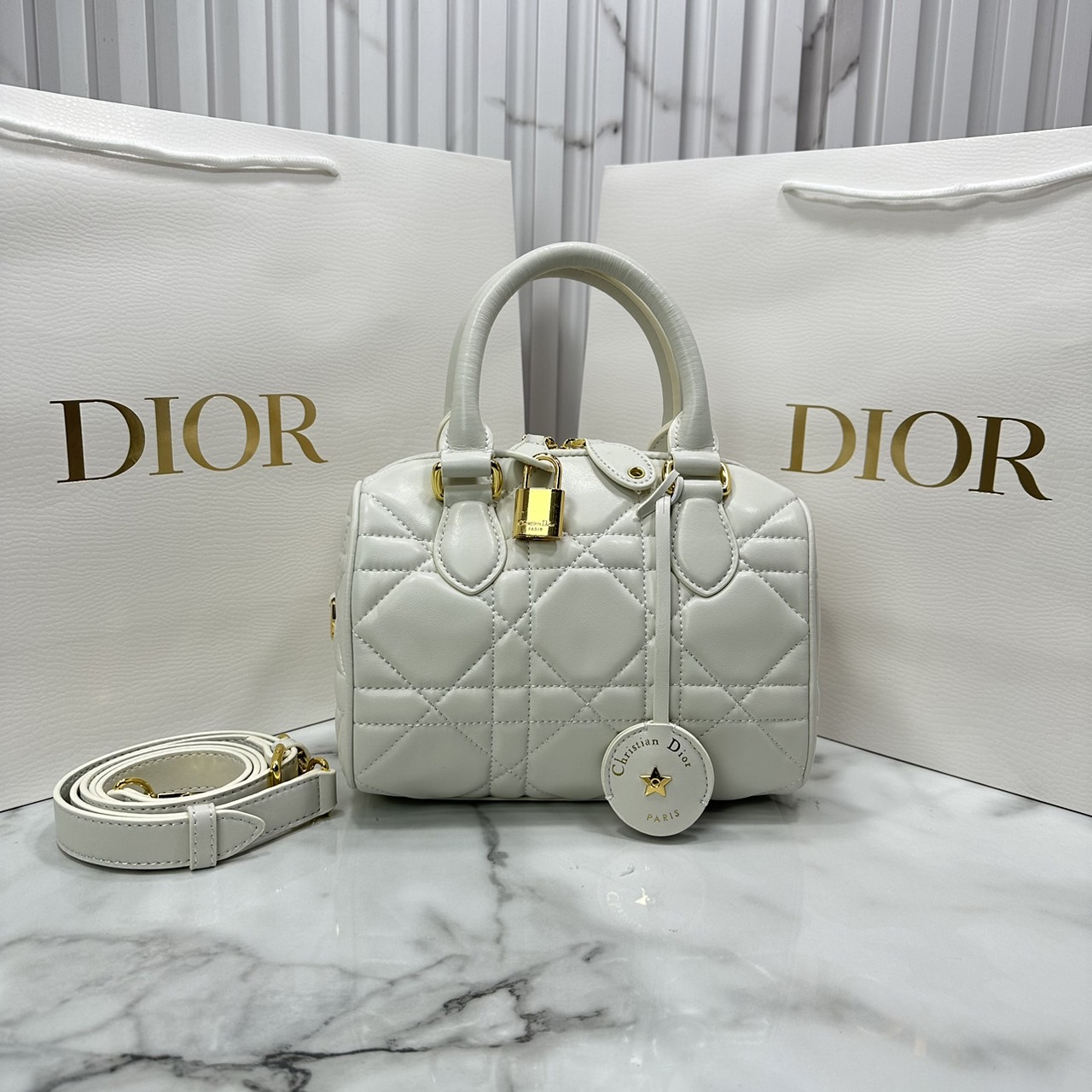 DIOR Groove 20 Bag / Dior Keepall Macrocannage Leather / Oblique Jacquard กระเป๋าสะพายทรงบอสตัน Keepall ทันสมัยและสง่างาม ใช้งานได้ทั้งแบบสะพายไหล่หรือสะพายแบบครอสบอดี้ เหมาะเป็นไอเทมคู่ใจในชีวิตประจำวัน เกรดออริ 1:1