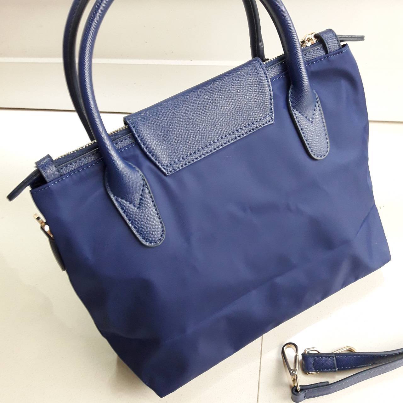 งานพรีเมี่ยมกิ้ฟ จากเคาเตอร์ต่างประเทศนะคะ 🎄🎄 พร้อมส่งครบ 3 สี **ทรงสวยมาก งานพรีเมี่ยมกิ้ฟ รุ่น Limited edition จากแบรนด์ PRADA มาค่า เป็น กระเป๋าผ้าไนล่อน Longchamp Style ใบนี้มีสายยาวให้คะ **เลิศมาก ขนาดกำลังดีคะ ตัวกระเป๋าเบามาก ใช้แล้