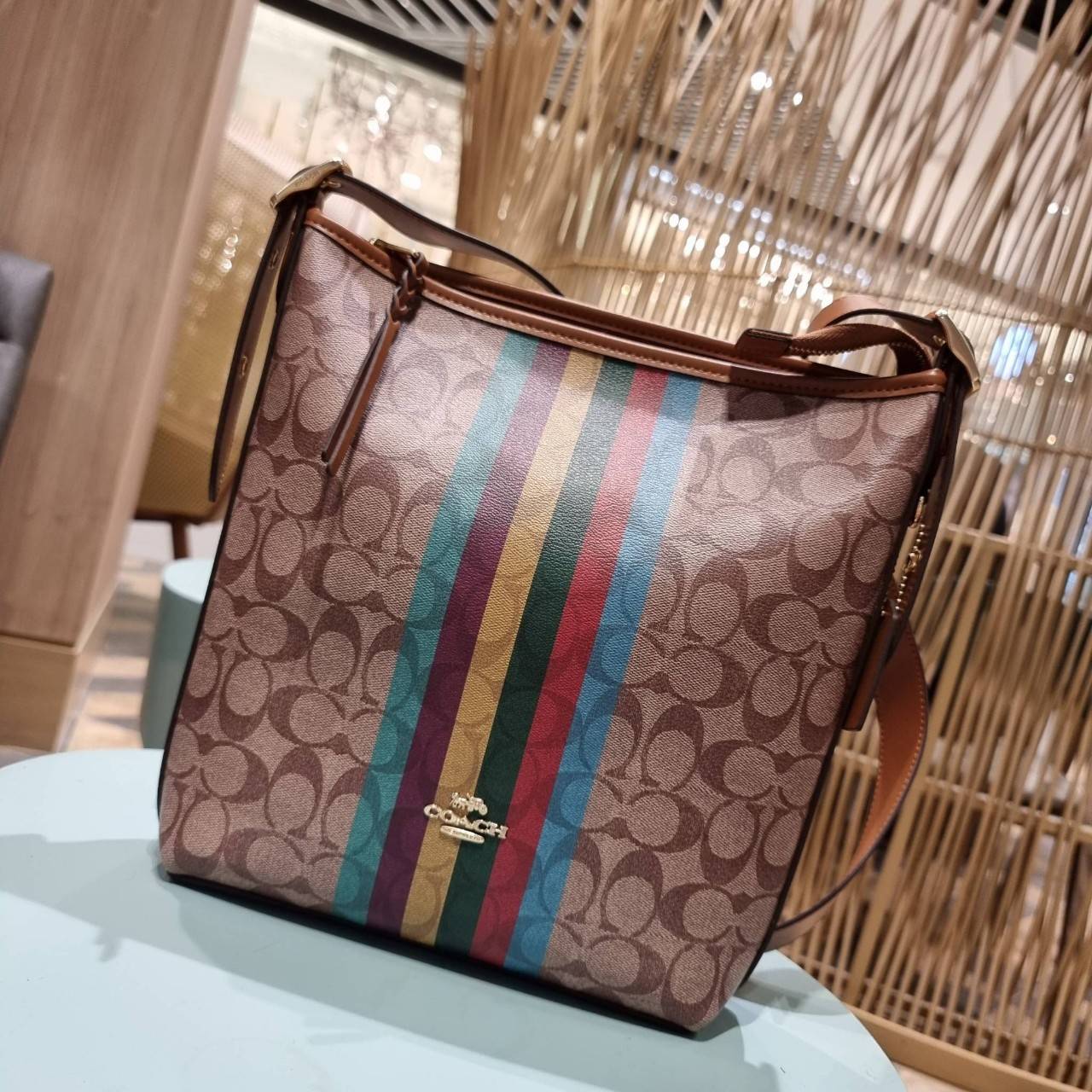 COACH C5641 VAL DUFFLE IN SIGNATURE CANVAS WITH STRIPE ใหม่ล่าสุด กระเป๋าทรงดัฟเฟิล คอลเลคชั่นยอดฮิต สวยโดดเด่น ทรงกระเป๋าไม่ซ้ำใคร แถมยังใส่ของได้จุใจไปอีก วัสดุหนังแคนวาสคุณภาพดี สลับหนังแท้ ด้านหลังมีช่องซิป กระเป๋ามีช่องซิปหลัก ภายในโล่งกว้าง สายสะพาย