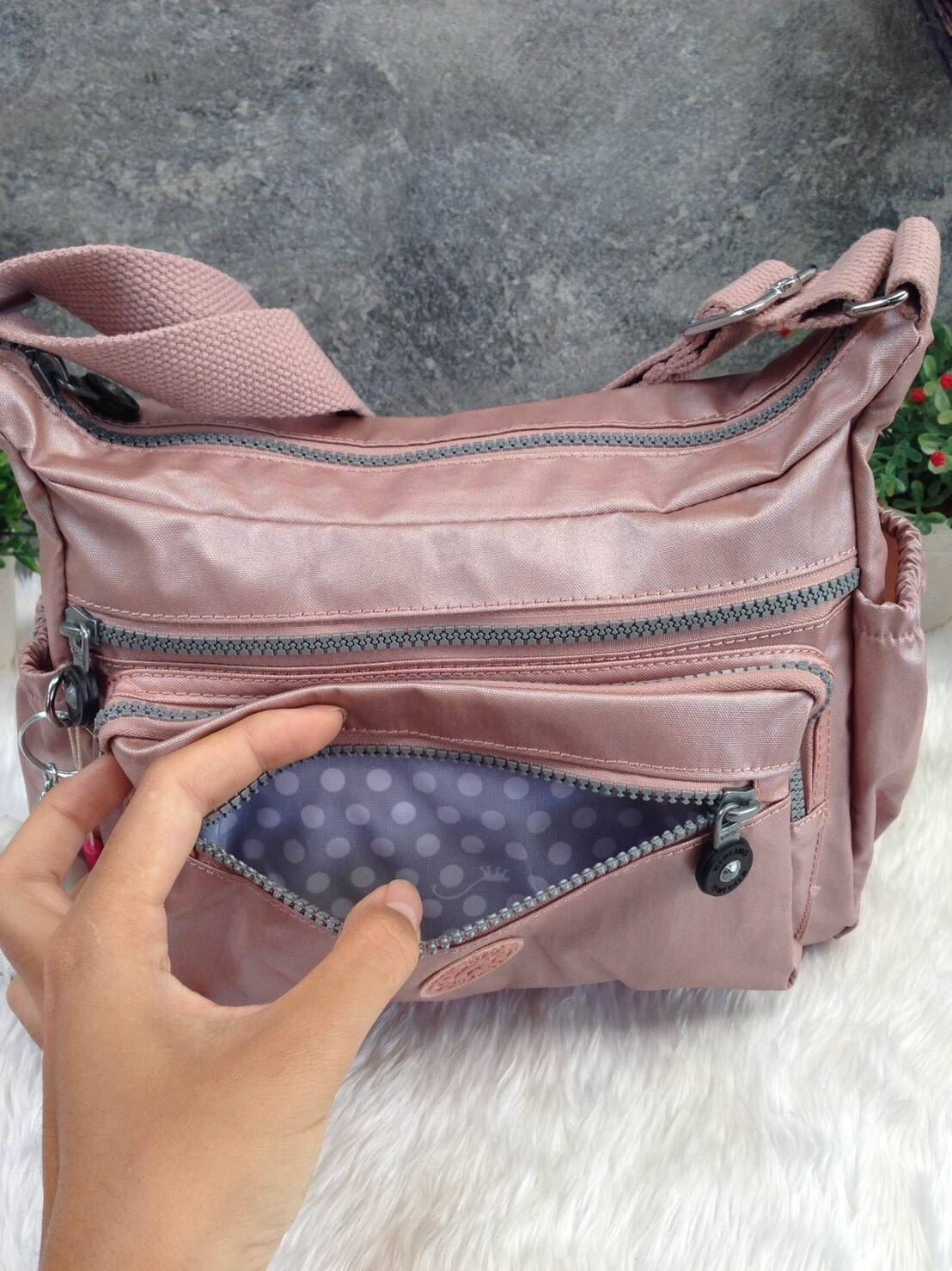 KIPLING Shoulder Bag (K25511) Outlet Hongkong กระเป๋าสะพาย วัสดุ nylon คุณภาพดี กันน้ำ ตามแบบฉบับแบรนด์ แบ่งเป็นช่องซิป 5 ช่อง สามารถใส่ไอแพด กระเป๋าสตางค์ใบยาว และมือถือได้ทุกรุ่นค่ะ จุคุ้มมากๆ น้ำหนักเบา สายสะพายปรับได้ จะสะพายไหล่ หรือ crossbody ได้สบา