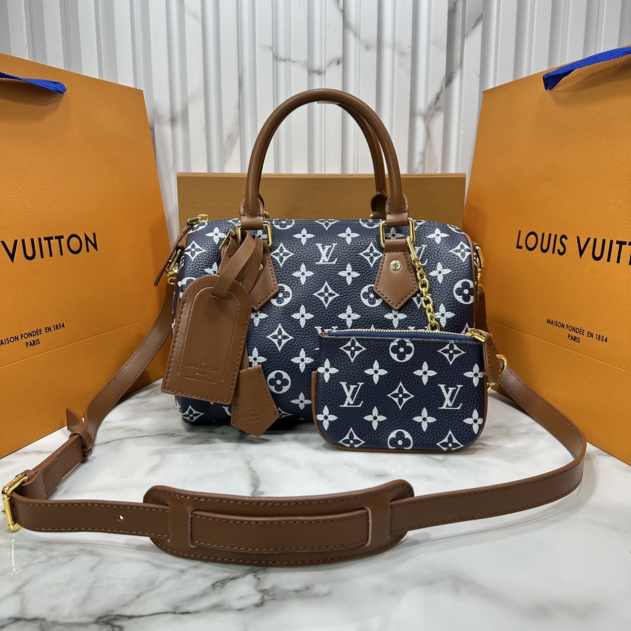 ORI หนังแท้ | LV Speedy P9 Bandoulière 25 Bag กระเป๋าสะพายทรงหมอนสปีดี้ คอลใหม่ล่าสุดหรูหราโดดเด่น รูปทรงใช้งานง่ายสวยตลอดกาล ใช้ได้กับทุกลุค ทุกโอกาส ภายในโล่งกว้างมาก ใส่ของสำคัญได้ครบแน่นอนจ้า