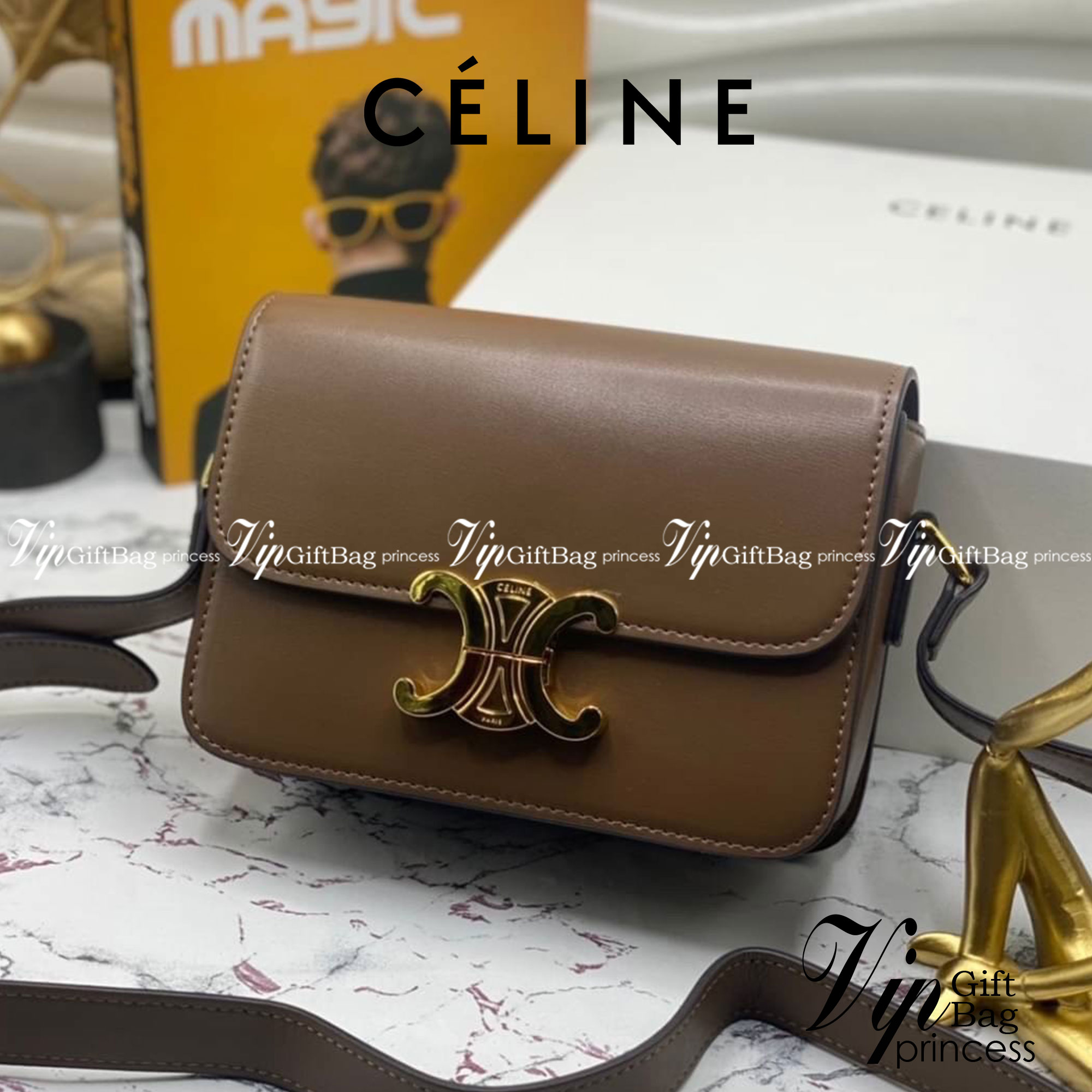 CELINE TRIOMPHE CROSSBODY BAG / CELINE TEEN ดีไซน์ยอดนิยมสไตล์ LISA ทรงสี่เหลี่ยมหนังสวยหรูอยู่ทรงเปิดปิดด้วยฝาปิดโลโก้แบรนด์อะไหล่ทอง ภายในมีช่องหลัก ช่องย่อย และช่องซิป สามารถใส่มือถือของใช้จุกจิกได้เยอะ มาพร้อมสายสะพายหนังยาวปรับระดับได้ จะสะพายไหล่ CR