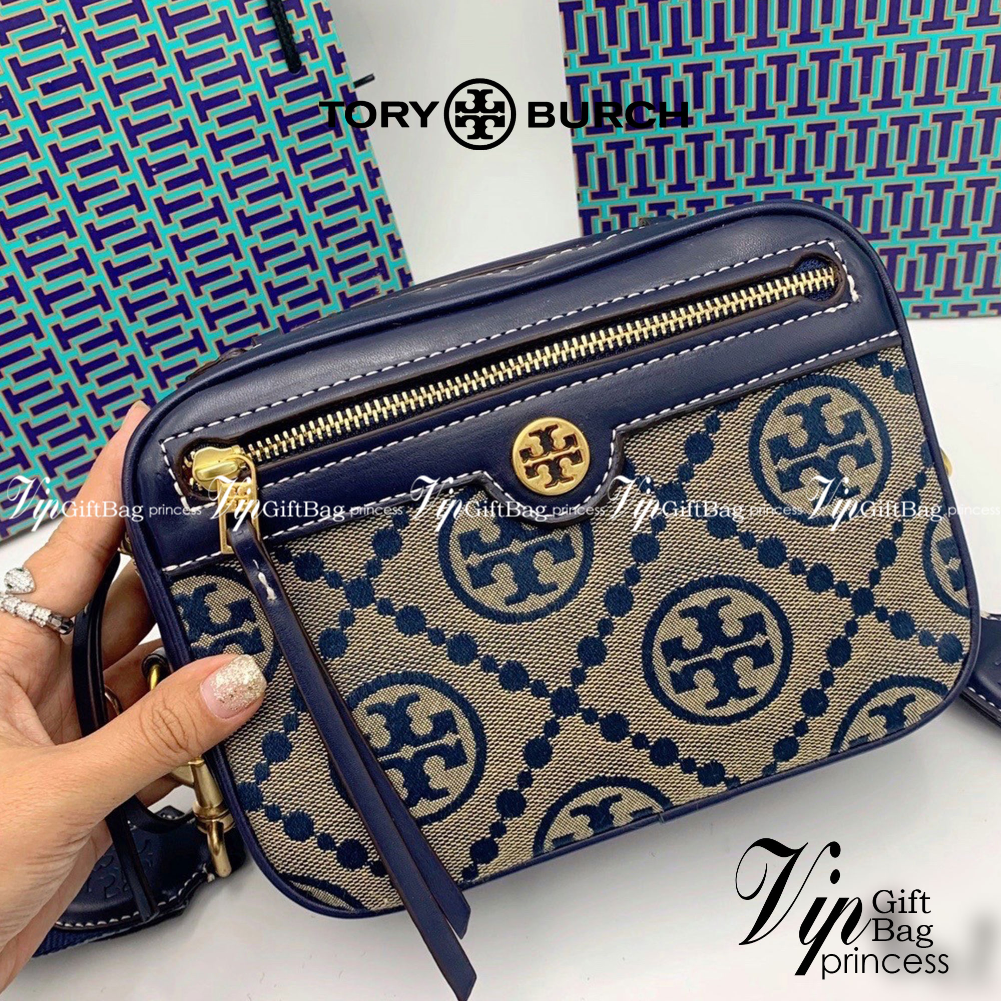 TORY BURCH T MONOGRAM JACQUARD CAMERA BAG กระเป๋าสะพาย Crossbody วัสดุหนังวัวแท้ การออกแบบเรียบง่าย ยังคงความหรูหราเอาไว้ โดดเด่นด้วยลวดลาย T Monogram มาพร้อมสายสะพายยาวแบบสปอร์ต ถอดออกได้ สายปรับระดับได้ ตอบสนองการใช้งานได้ดี มีหูหิ้วด้านบนสามารถใช้งานได