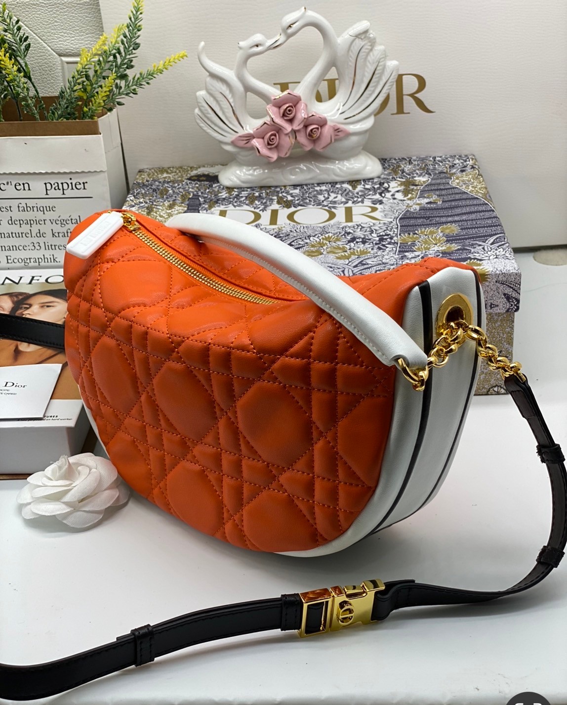 หนังแท้ DIOR MEDIUM DIOR VIBE HOBO BAG รุ่นใหม่ล่าสุด พร้อมส่งที่ไทย เกรดออริจินอลหนังแท้ สวยมากค่ะ ภาพสินค้าถ่ายจากงานขายจริง ใช้งานต่างประเทศได้