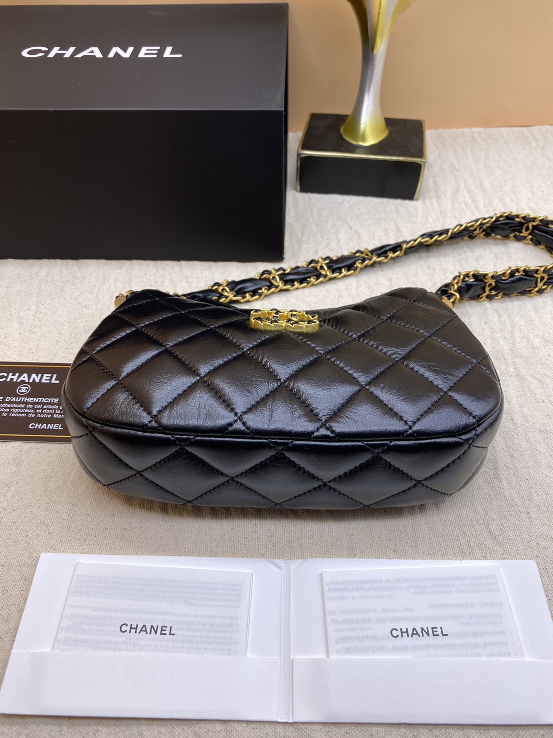 CHANEL 23K HOBO small 21cm ออริสลับแท้ ใช้งานต่างประเทศได้ งานเกรดหนังสวย อะไหล่ทองสวยหรู กระเป๋าสะพายทรงโฮโบ มี 2 ขนาดกำลังสวย ดีไซน์ใหม่ 2023