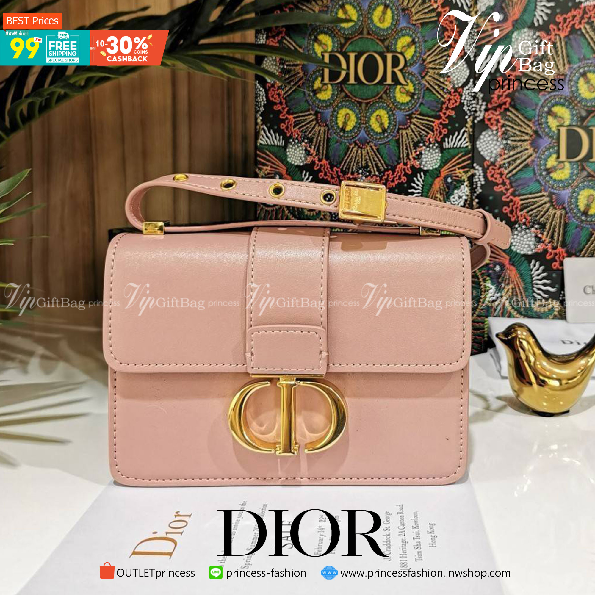 CHRISTIAN DIOR MINI BAG VIP GIFT WITH PURCHASE (GWP) พรีเมี่ยมกิ้ฟ Limited Edition จาก DIOR DUTYFREE COUNTER วัสดุหนังแท้ Calfskin ทรงสี่เหลี่ยมหนังเรียบสวยหรูอยู่ทรงเปิดปิดด้วยฝาปิดโลโก้แบรนด์อะไหล่ทองด้านหลังมีช่องใส่ของ ภายในโล่งมีโลโก้สามารถใส่มือถือข