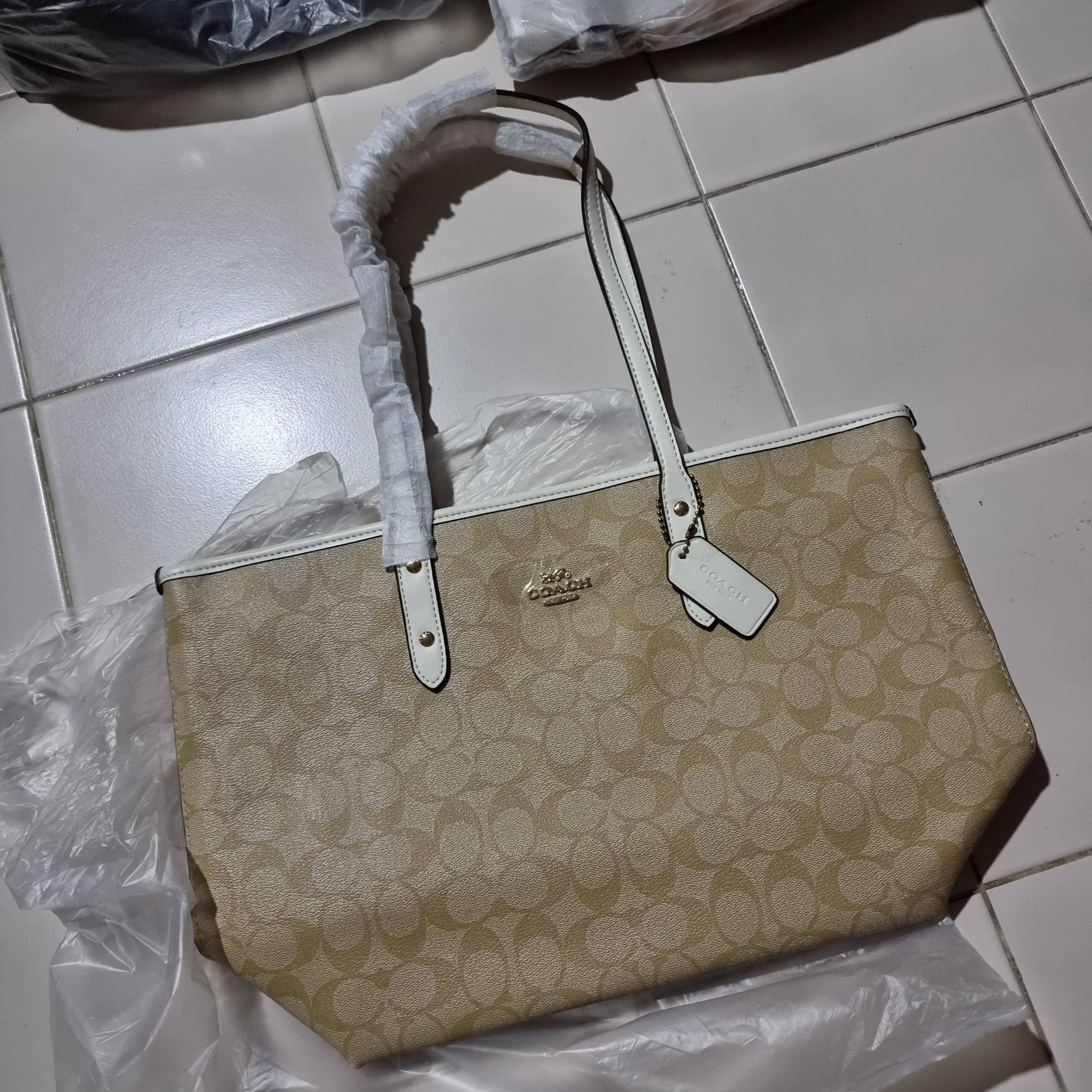 OUTLET 】COACH F58292 CITY ZIP TOTE IN SIGNATURE 16" รุ่นขายดี!! ไซส์ใหญ่ สีสวยมาให้แบบจัดเต็ม!! กระเป๋าถือทรงโท้ทใบใหญ่ สวยน่าใช้ทุกสี สะพายคล้องไหล่ได้เก๋ๆ จุของแน่นๆไปเลยจ้า!! วัสดุหนังแคนวาสคุณภาพ ปากกระเป๋าเปิด-ปิดด้วยซิป กันของหล่นได้ ถือไปไหนก็