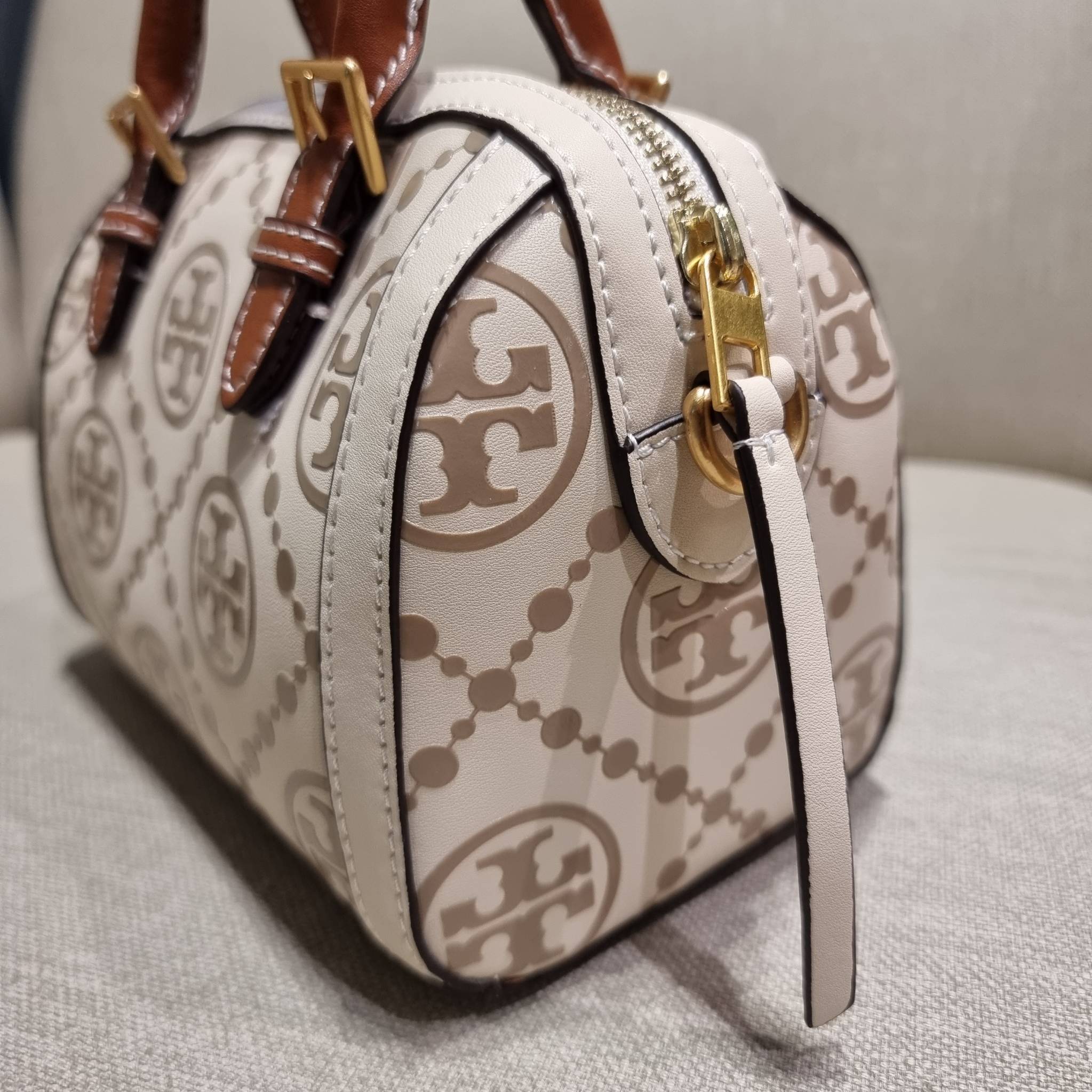 TORY BURCH T MONOGRAM MINI EMBOSSED WINE BUCKET BAG คอลเลคชั่นใหม่ กับกระเป๋าสะพายทรงยอดนิยม ในไซส์มินิ ดีไซน์ใหม่ล่าสุด สวยลูกคุณหนู หรูหรา!! ด้วยดีเทลผิวลายนูนลวดลายเอกลักษณ์ วัสดุหนังแท้ มีหูจับในตัว สีโทนอุ่นขับผิว สะดวกใช้ไปอีก และมีสายสะพายข้าง ปรับ