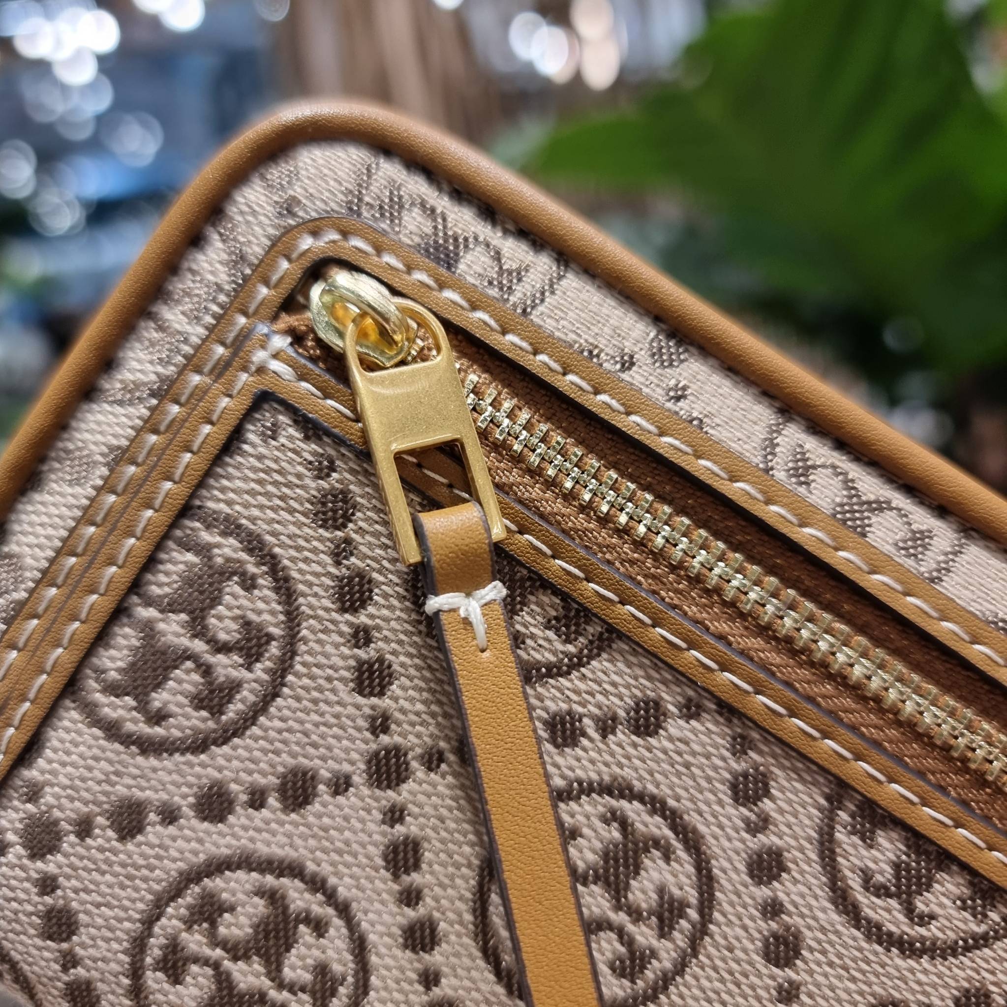TORY BURCH T MONOGRAM JACQUARD SLIM WALLET ของดีมีให้ที่นี่แบบจัดเต็ม กระเป๋าสตางค์ใบยาว รุ่นสลิม สวยหรู ขนาดกำลังเหมาะมือ ถือแล้วขับผิว วัสดุผ้า jacquard ตัดสลับหนังแท้ ภายในสวยคมม้าก!! มีช่องใส่บัตรได้แบบเน้นๆ และช่องใส่ธนบัตรได้ ด้านหลังมีช่องซิปอีกหนึ