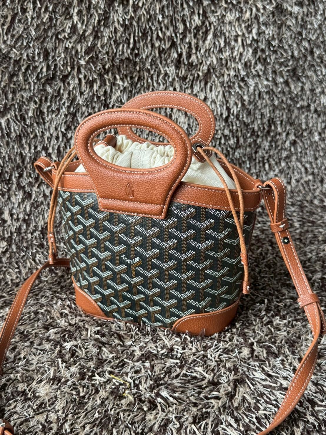 Goyard Beluga Mini Bag กระเป๋าสะพายทรงบัคเก็ต หูจับในตัว ภายในเป็นเชือกรูด น่ารักเกินต้าน เหมาะมากกับสาวๆสายแต่งตัวน่ารัก ขนาดกำลังพอดีไม่เล็กไม่ใหญ่เกินไป ควรมีมากค่า