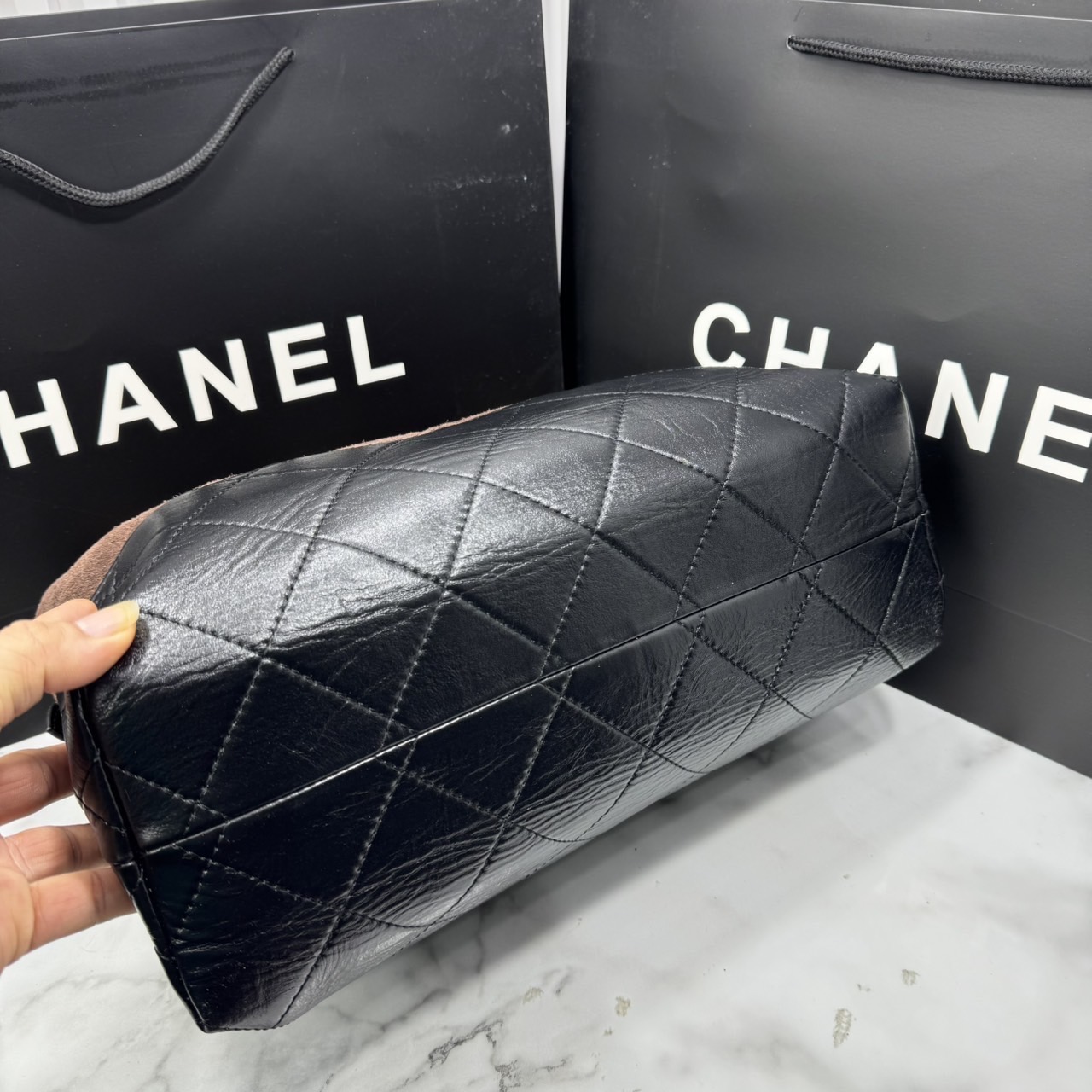 CHANEL Shopping Bag 25A Suede Bag กระเป๋าช้อปปิ้งทรงโท้ทหนังกลับสีทูโทน *สีใหม่น้ำตาลไหม้สีเข้ม ในคอล Métiers Dart 2024/25