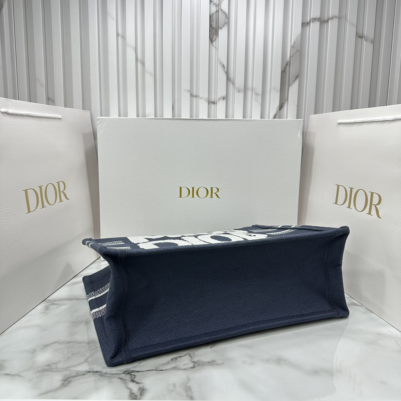 ORI หนังแท้ | Dior BookTote Blue Miss Dior Embroidery Tote Bag กระเป๋าทรงโท้ทคอลใหม่ โทนดำคลาสสิก สวยงามและหรูหรา
