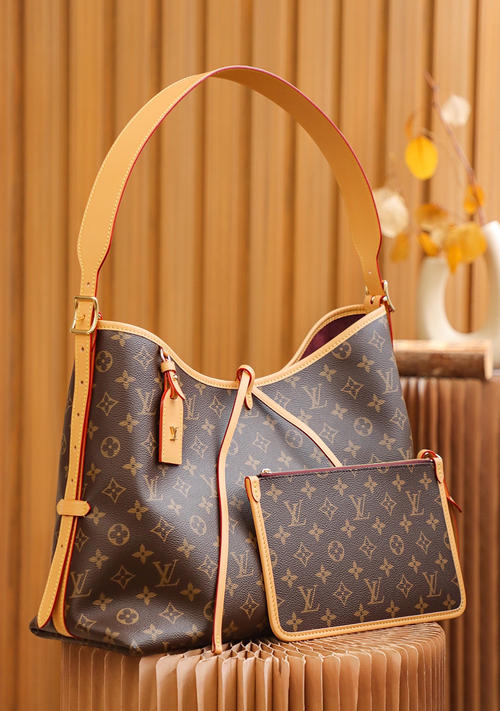 LV CARRYALL Monogram Canvas / LV Shopping Bag รุ่นใหม่ล่าสุด กระเป๋าสะพายทรงหรูหรามีสไตล์ สวยปังมั้ยไหว ใบจริงสวยมากกกก ได้สวยก่อนใคร วัสดุหนังแคนวาสเคลือบลาย สวย คลาสสิค ภายในเป็นช่องโล่ง จุของได้เยอะ สาวๆใช้ใบนี้ สะพายไปไหนก็เข้ากัน ถ่ายรูปสวยๆ ชิคๆ โดด