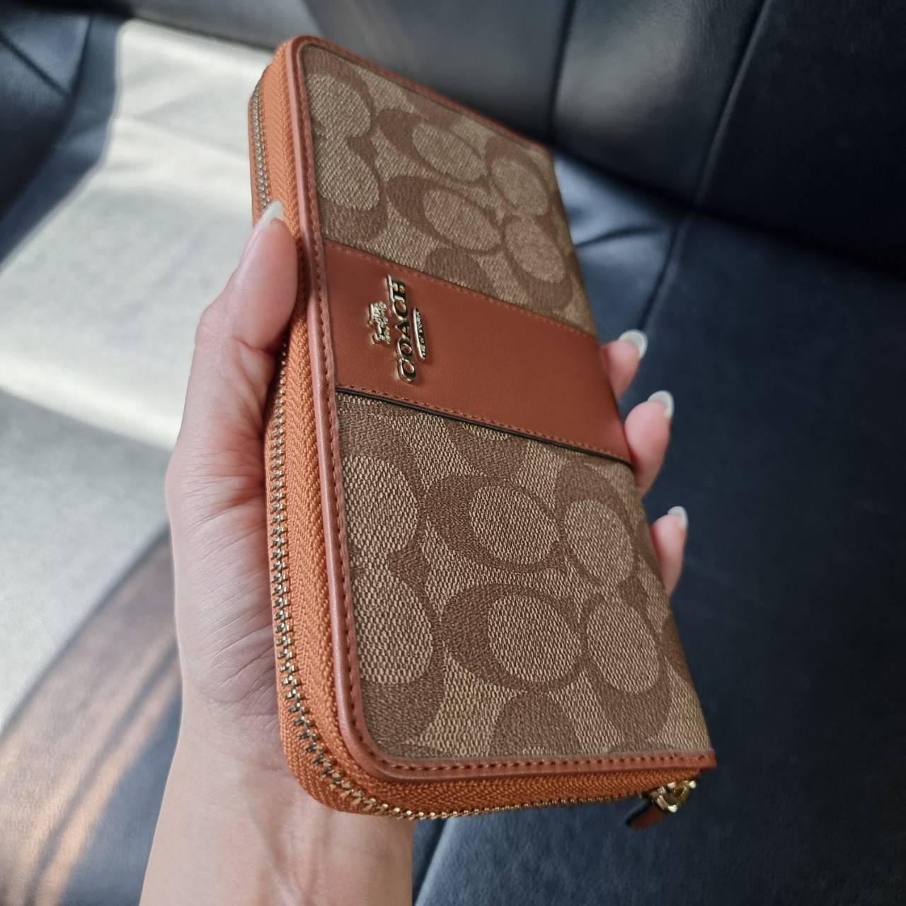 COACH F54630 ACCORDION ZIP WALLET IN SIGNATURE COATED CANVAS WITH LEATHER STRIPE กระเป๋าสตางค์ใบยาวรุ่นคลาสสิค คัดสีขายดีมาให้กันเลยจ้า ♥️ วัสดุหนังแคนวาสเคลือบลาย เปิด-ปิดด้วยซิปรอบ รูดใช้งานง่าย ใส่บัตรได้ มีช่องซิปใส่เหรียญ ใส่มือถือได้ พกใบนี้ใ