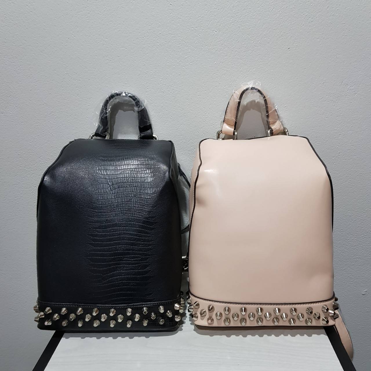 CHARLES & KEITH BACKPACK กระเป๋าเป้สพาย รูปทรงน่ารัก แต่งหมุดให้ look เท่ห์ในตัว ใส่ของได้เยอะ มีซิปเปิดปิดทั้งสองข้าง และกระดุมแม่เหล็ก สวยหรูน่าใช้มากค่ะ