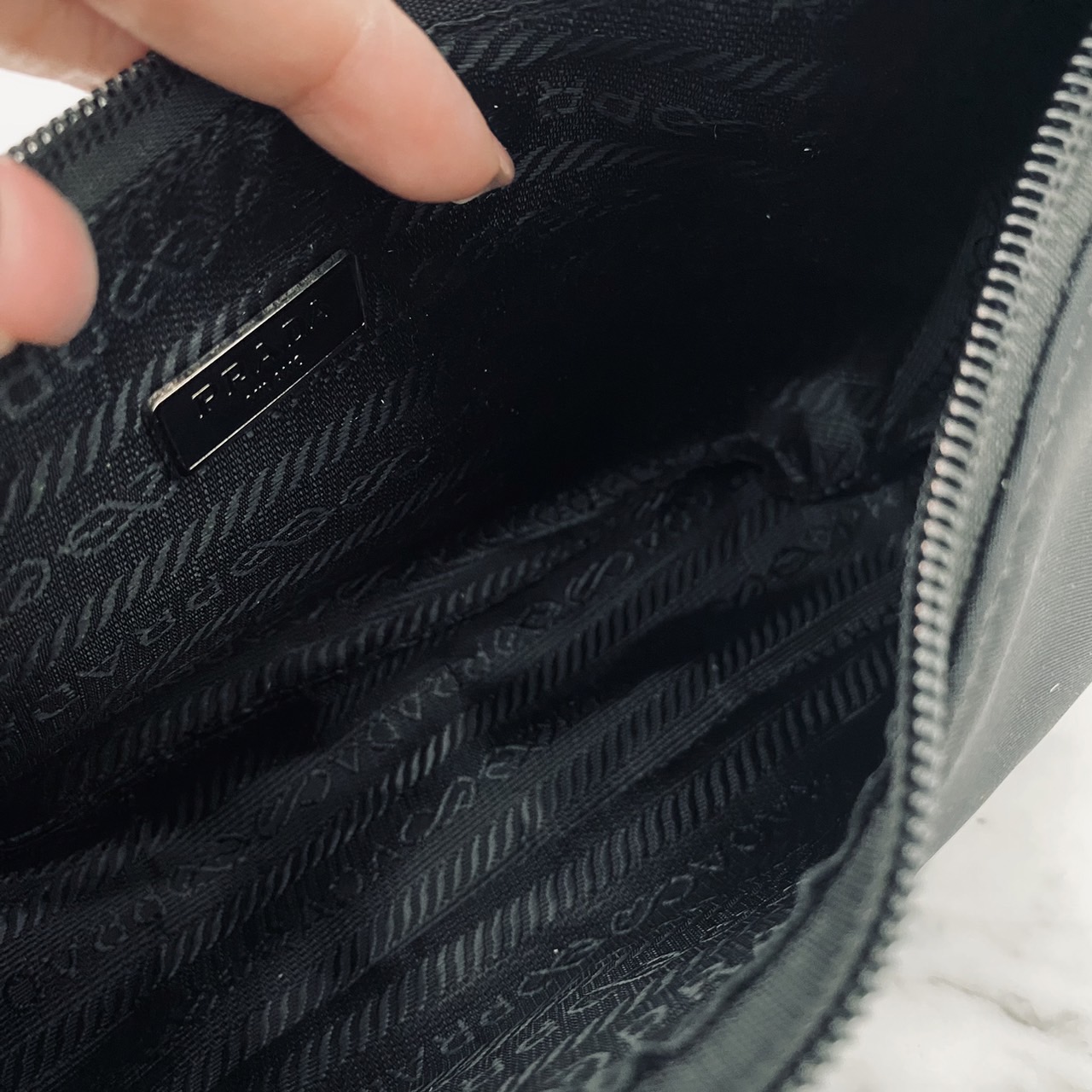 Prada Nylon Shoulder Bag / Re-Nylon Prada Re-Edition 2000 mini-bag กระเป๋าสะพายไหล่ผ้าไนล่อน เรียบแต่หรู คูลแต่เท่ห์ ยกให้ใบนี้ตลอดกาลเลยค่า