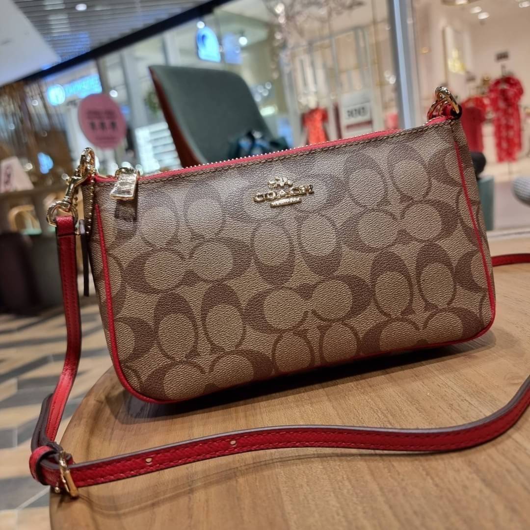 COACH 36674 TOP HANDLE POUCH IN SIGNATURE JACQUARD กระเป๋าทรงพอช ยอดฮิต ยกขึ้นแท่น ด้วยดีไซน์ที่ออกมาให้ใช้งานได้ง่าย ขนาดกำลังเหมาะ วัสดุหนังแคนวาสทนทาน ดีไปหมดขนาดนี้!! คุณลูกค้าถึงสั่งกันรัวๆจริงๆ ภายในโล่งกว้าง ใส่โทรศัพท์ได้ทุกรุ่น มาพร้อมสายคล้องแขน