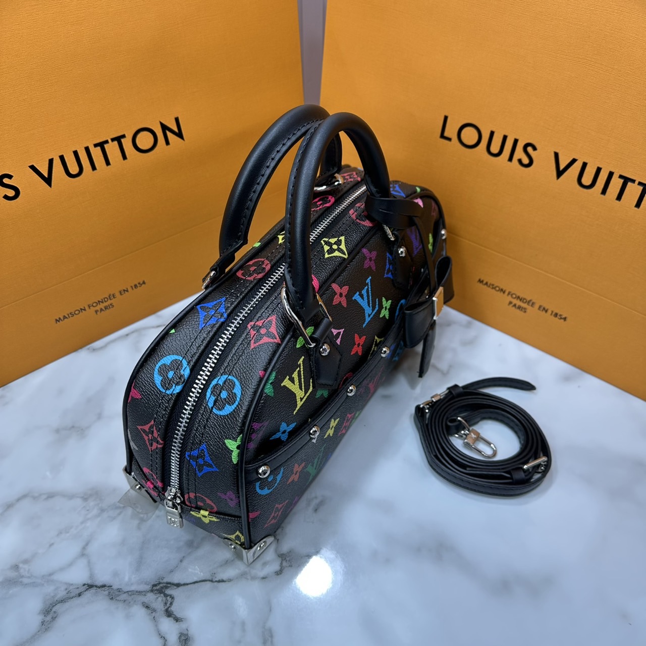 ORI | LV x TM Handbag East West Murakami ใหม่ล่าสุด กระเป๋าสะพายทรงสวย ดีไซน์ใหม่ หรู ดูผู้ดี แต่งแต้มดีเทลเปี่ยมชีวิตชีวาจากคอลเลคชั่น LV x Murakami คอมพลีตลุคด้วยที่ห้อยกุญแจรูปโบว์สุดเอ็กซ์คลูซีฟ
