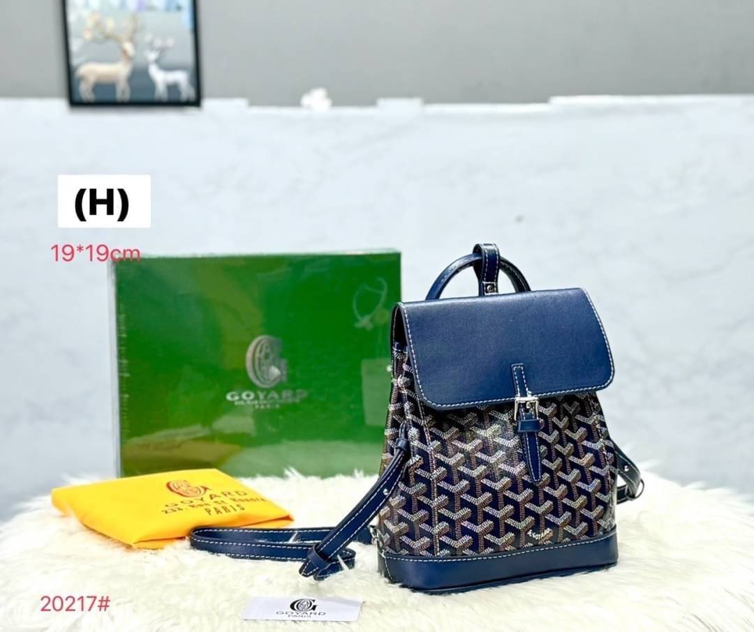 Goyard Alpin Mini Backpack กระเป๋าเป้สะพายหลัง ปรับถือหรือสะพายข้างได้อย่างลงตัว ไซส์มินิ 19cm ขนาดกำลังสวยน่าใช้ ภายในโล่งกว้าง ใส่ของสำคัญได้ ใบนี้คุ้มค่าราคามากๆ ทั้งดีไซน์และฟังก์ชั่นการใช้งาน ตอบโจทย์แน่นอนจ้า
