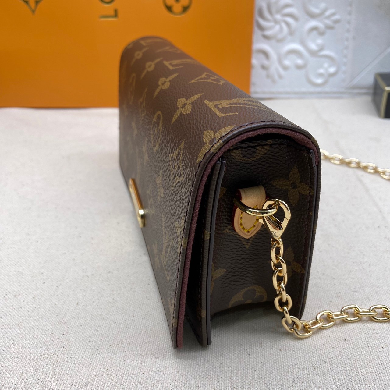 LV Wallet On Chain Lily Monogram Canvas / LV BAG พร้อมส่ง กระเป๋าสะพายทรงพอช คลาสสิค ดีไซน์เรียบหรู **รอบนี้จัดราคาพิเศษสุดคุ้ม งานสวยเกินราคาค่ะ
