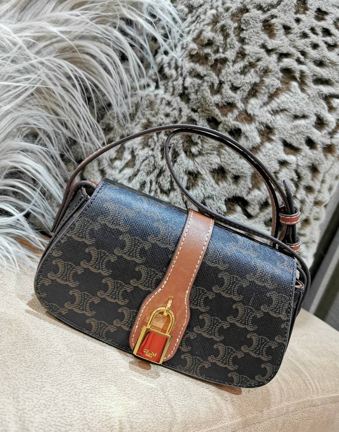 CELINE MINI CROSSBODY BAG VIP GIFT WITH PURCHASE (GWP) กระเป๋าพรีเมี่ยมกิ๊ฟ Limited Edition จาก CELINE PARFUME DUTYFREE COUNTER วัสดุ TRIOMPHE CANVAS ดีไซน์สุดคลาสสิคเปิดปิดด้วยฝาปิดแม่เหล็ก ด้านหน้าตกแต่งด้วยแม่กุญเเจแบรนด์สามารถใช้งานจริงได้ ภายในโล่งมี